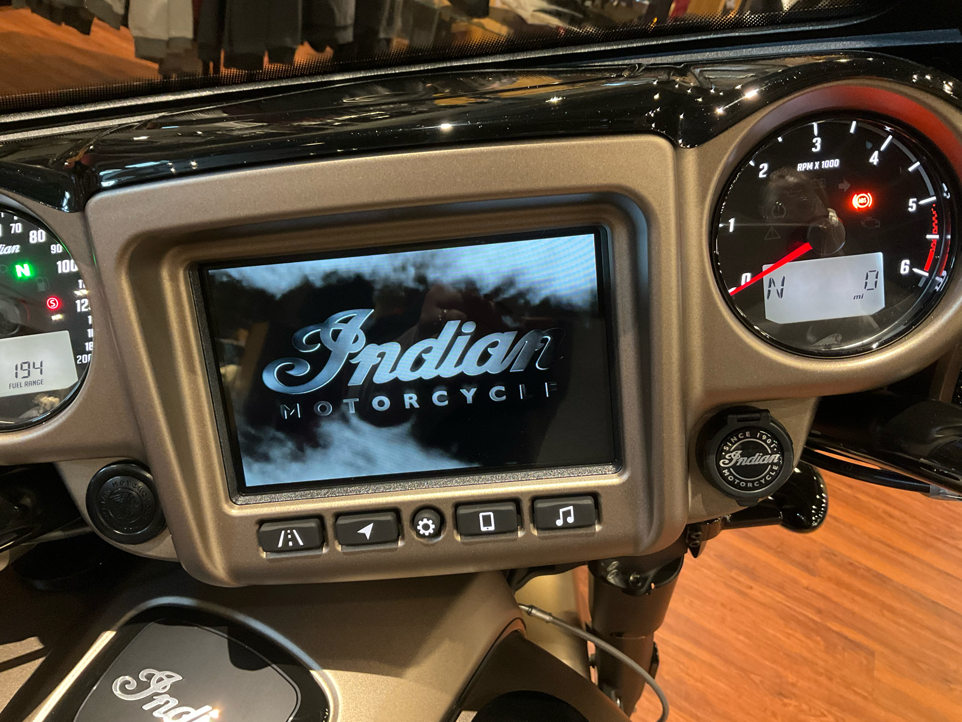 2024 Indian Motorcycle Chieftain® Dark Horse® Icon with PowerBand Audio Package in Elkhart, Indiana - Photo 5
