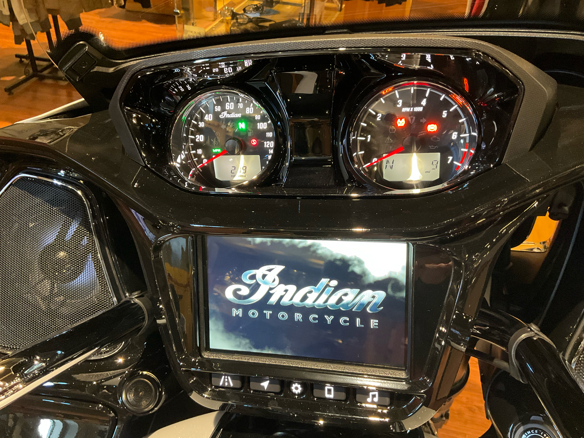 2024 Indian Motorcycle Challenger® Limited with PowerBand Audio Package in Elkhart, Indiana - Photo 5