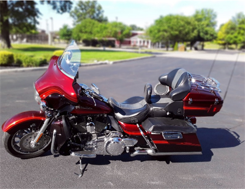 2009 Harley-Davidson CVO™ Ultra Classic® Electra Glide® in Elkhart, Indiana - Photo 2