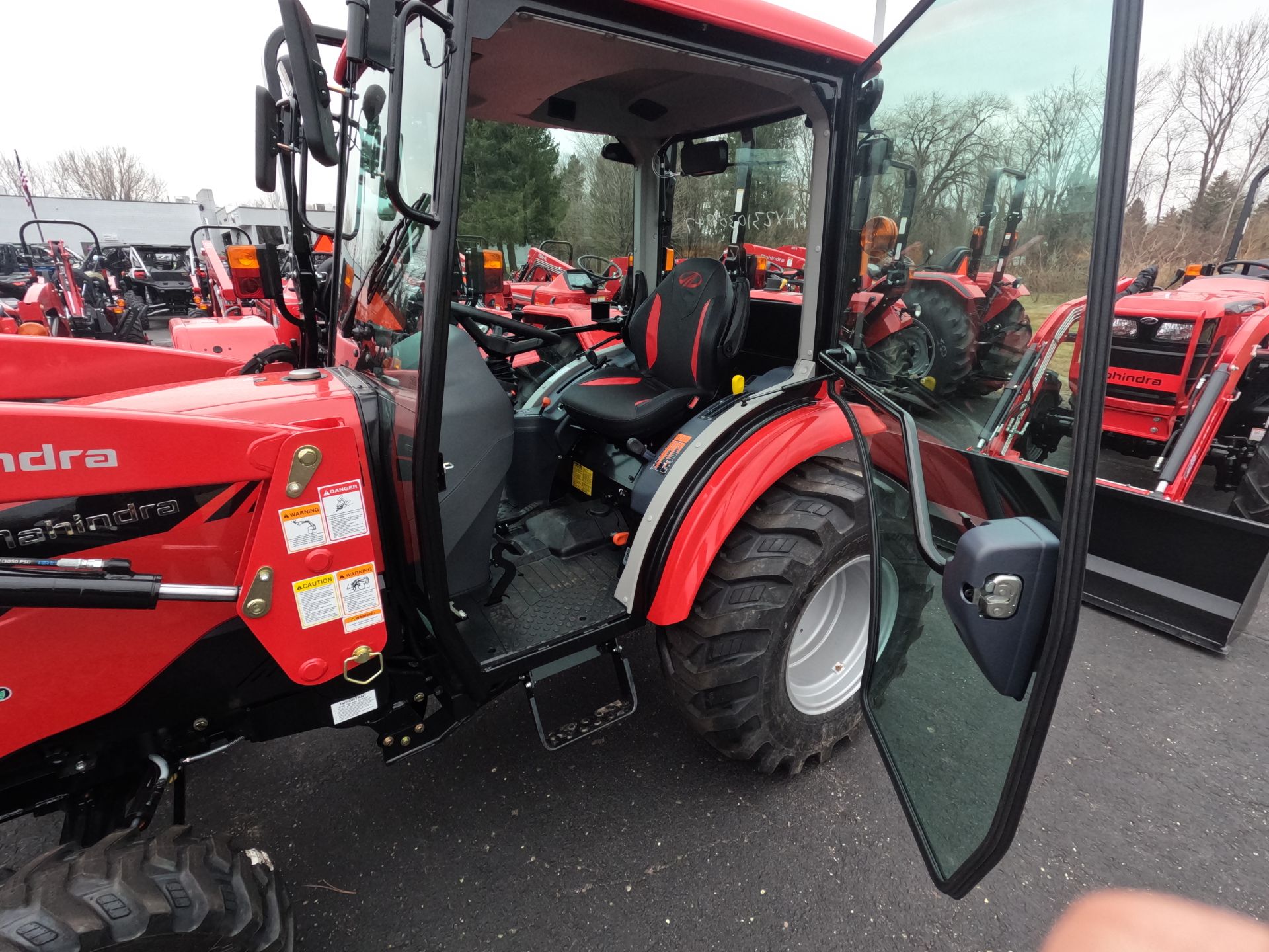 2024 Mahindra 1640 HST CAB in Williamson, New York - Photo 4