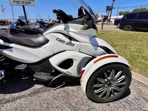 2013 Can-Am Spyder® ST-S SE5 in Madison, Indiana - Photo 2