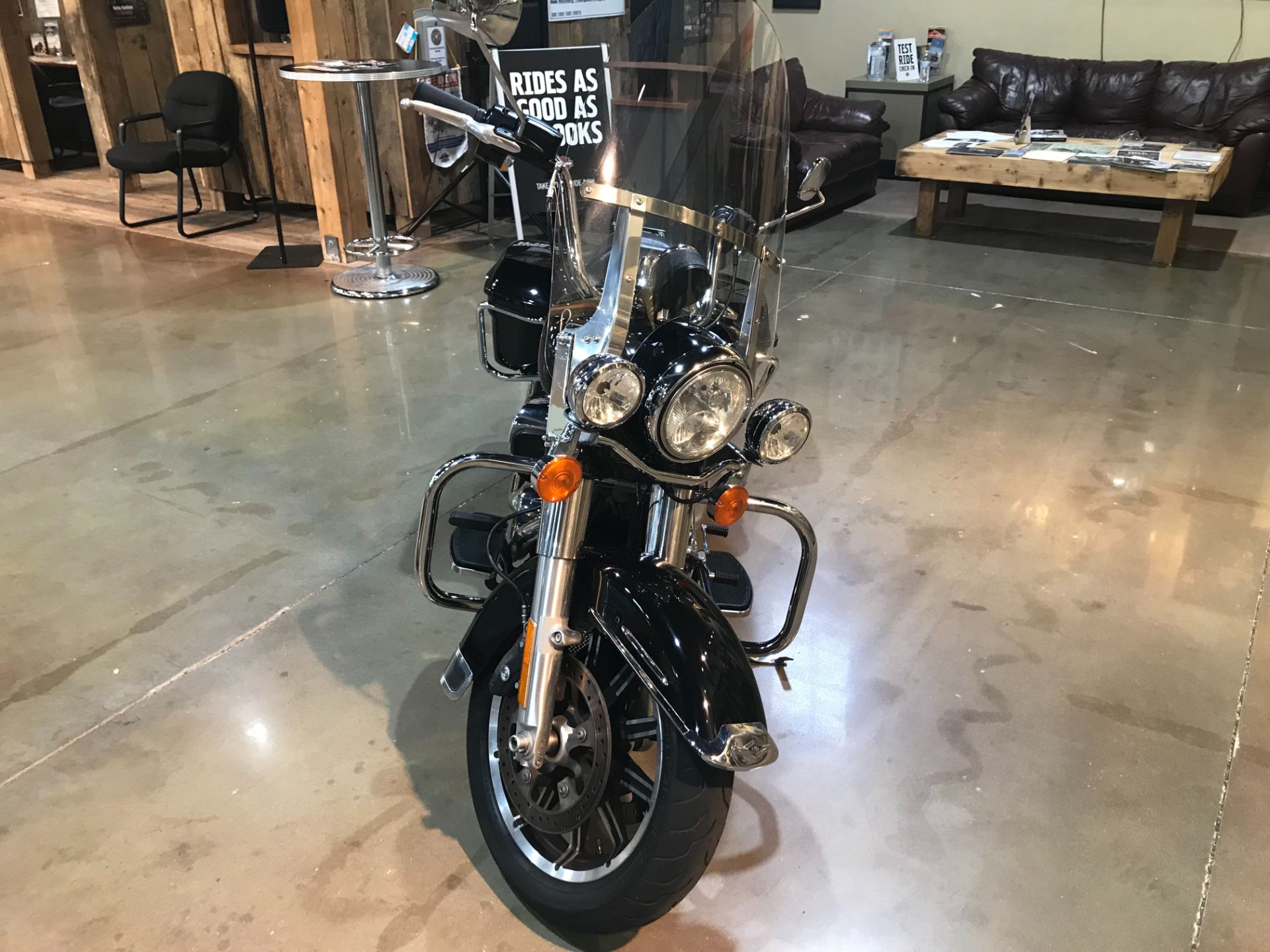 2017 Harley-Davidson ROADKING in Kingwood, Texas - Photo 4