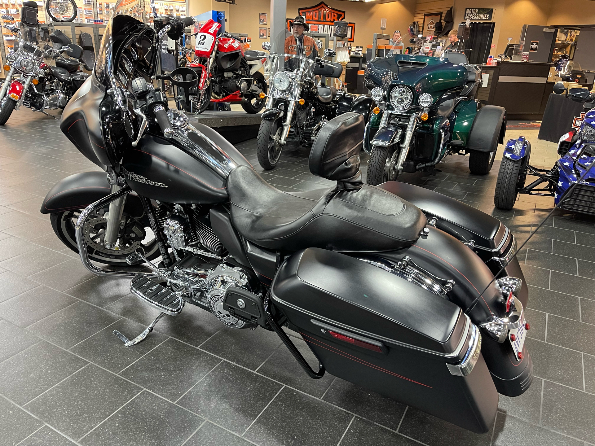 2014 Harley-Davidson Street Glide® Special in The Woodlands, Texas - Photo 4
