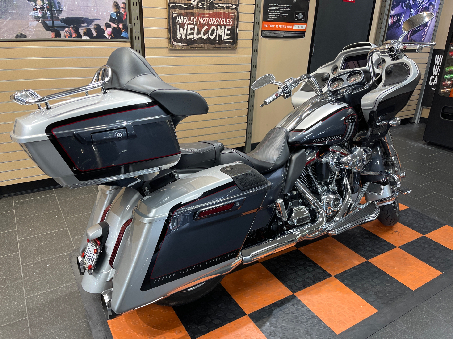2019 Harley-Davidson CVO™ Road Glide® in The Woodlands, Texas - Photo 6