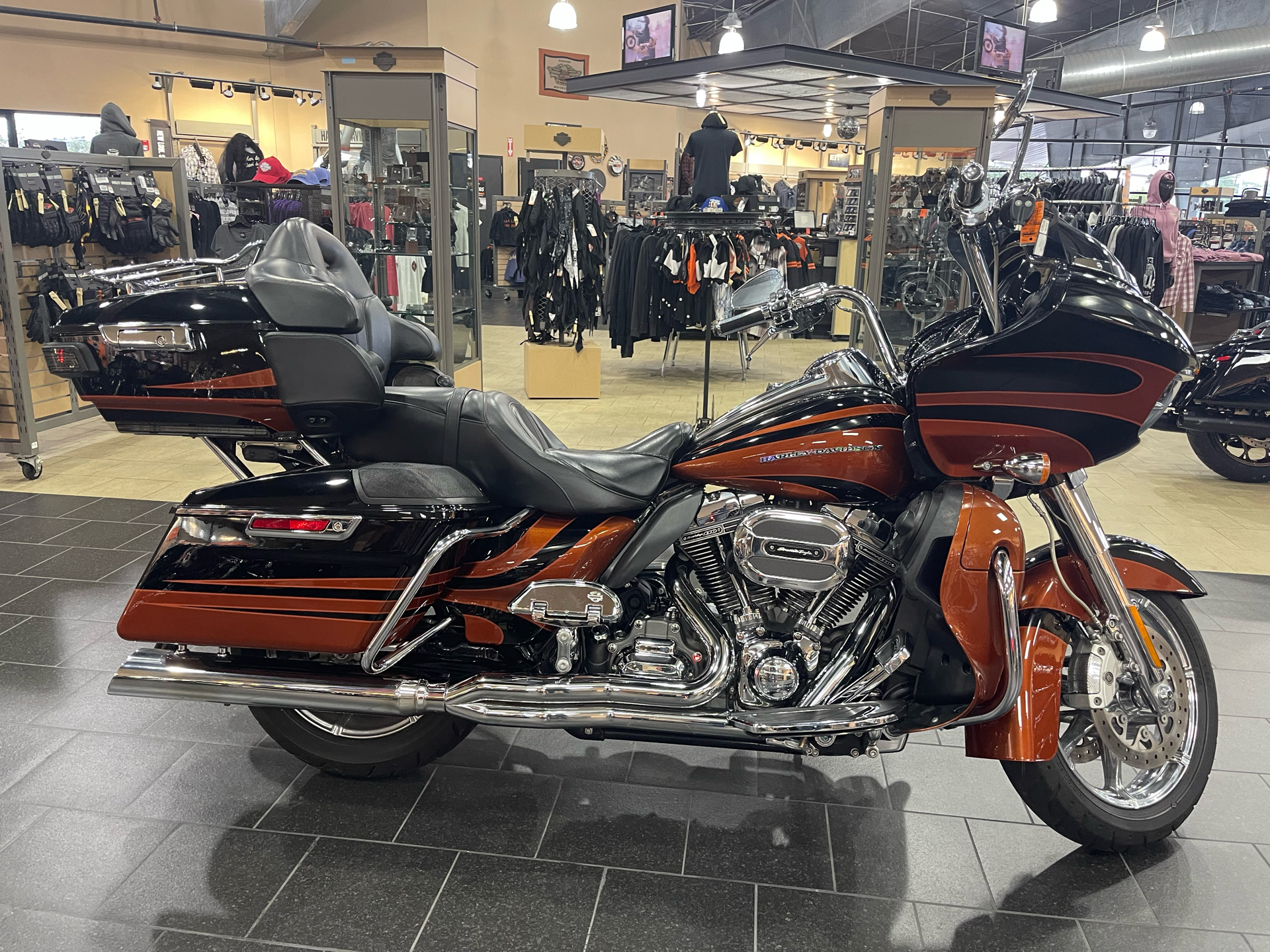 2015 Harley-Davidson CVO™ Road Glide® Ultra in The Woodlands, Texas - Photo 1