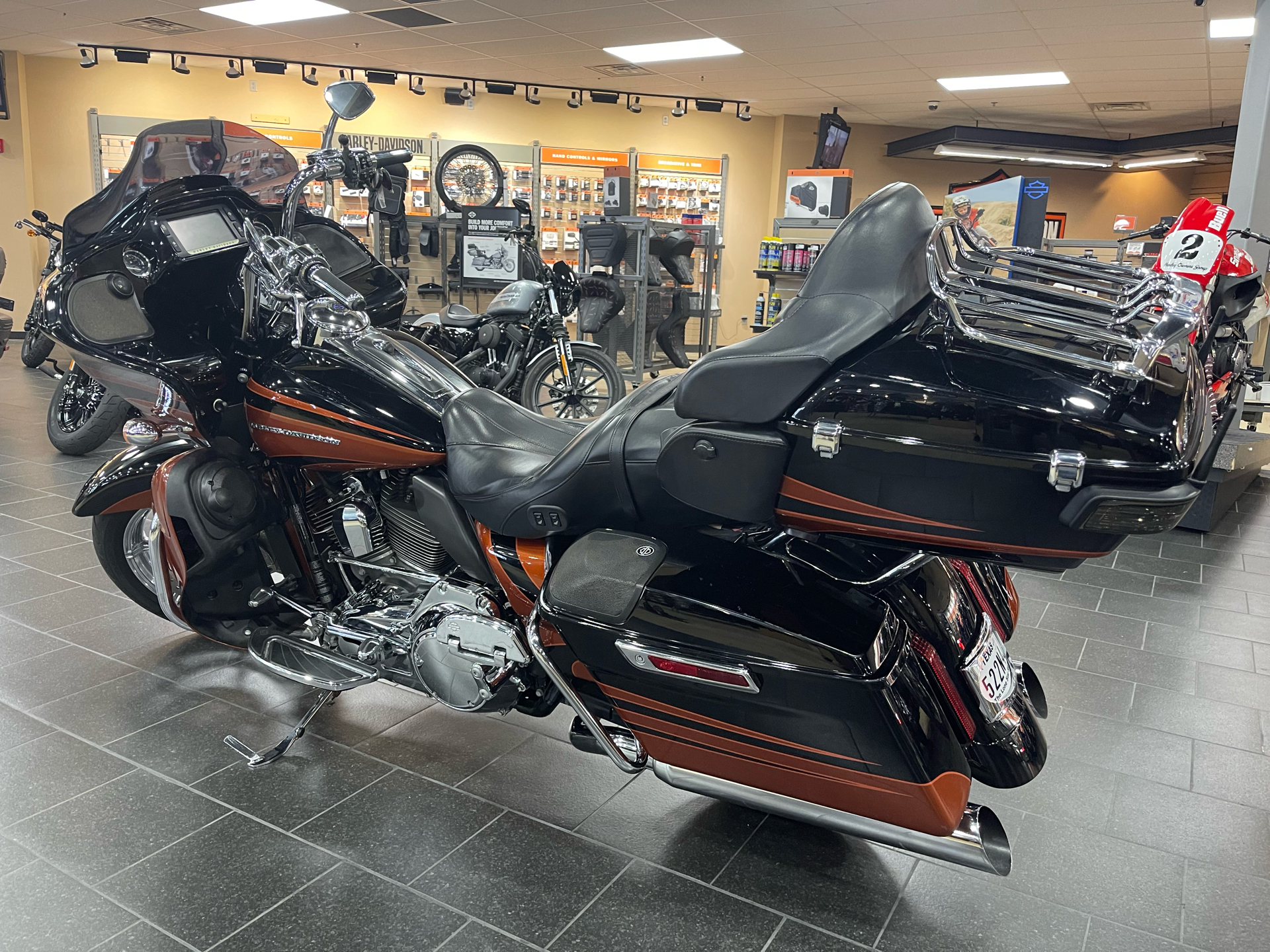 2015 Harley-Davidson CVO™ Road Glide® Ultra in The Woodlands, Texas - Photo 4