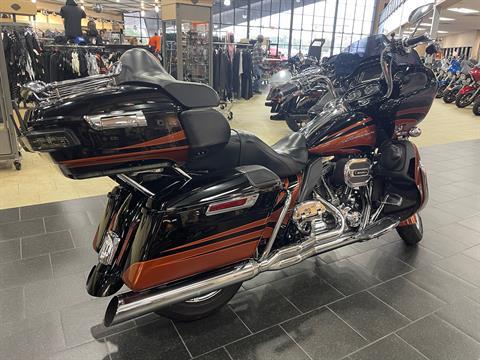 2015 Harley-Davidson CVO™ Road Glide® Ultra in The Woodlands, Texas - Photo 6