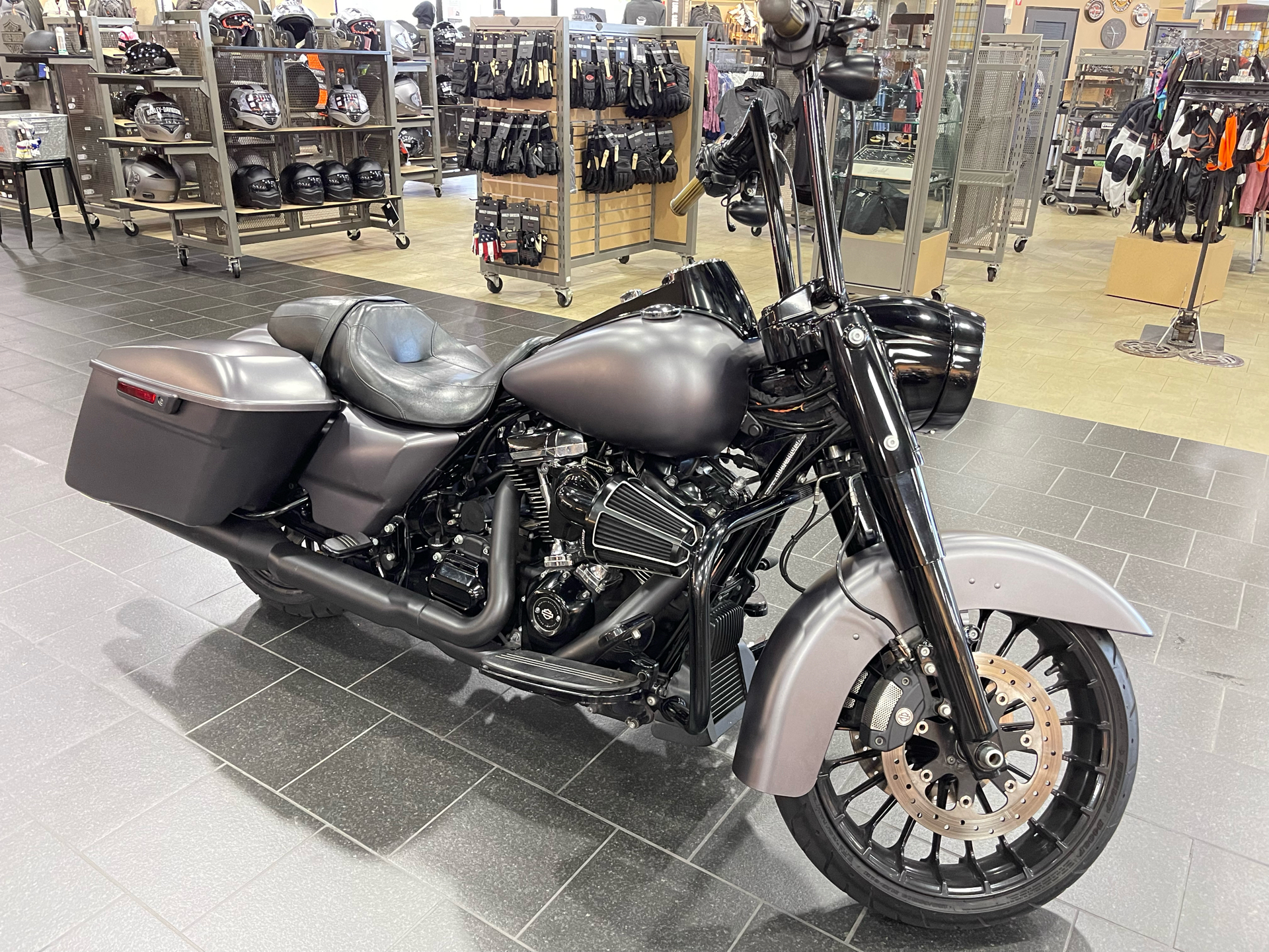 2017 Harley-Davidson Road King® Special in The Woodlands, Texas - Photo 2