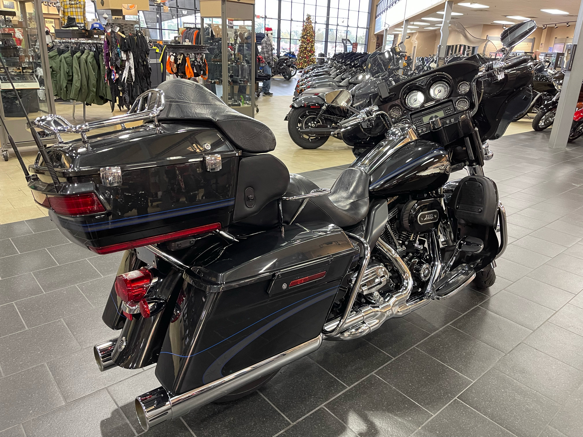 2013 Harley-Davidson CVO™ Ultra Classic® Electra Glide® 110th Anniversary Edition in The Woodlands, Texas - Photo 6