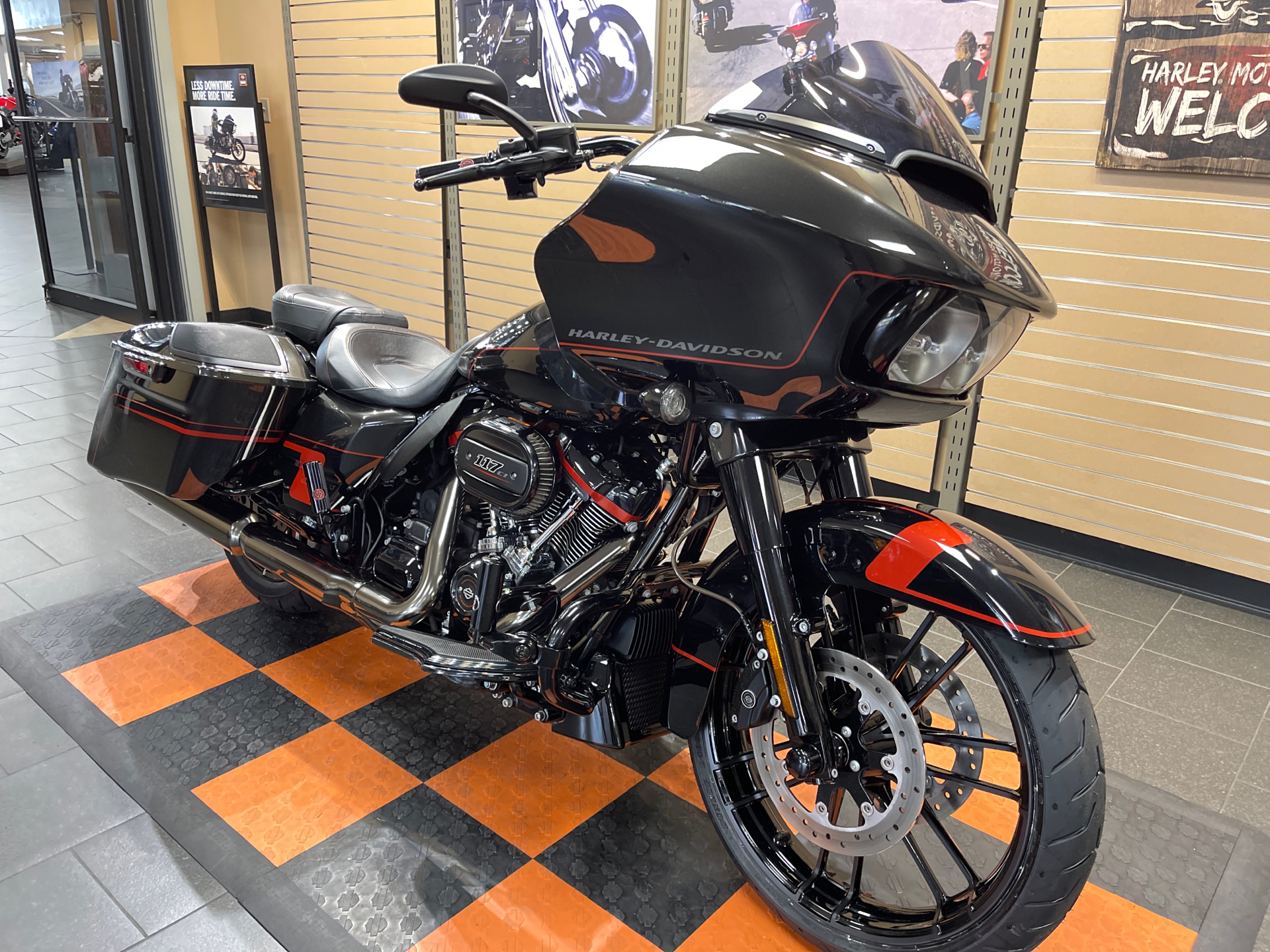 2018 Harley-Davidson CVO™ Road Glide® in The Woodlands, Texas - Photo 2
