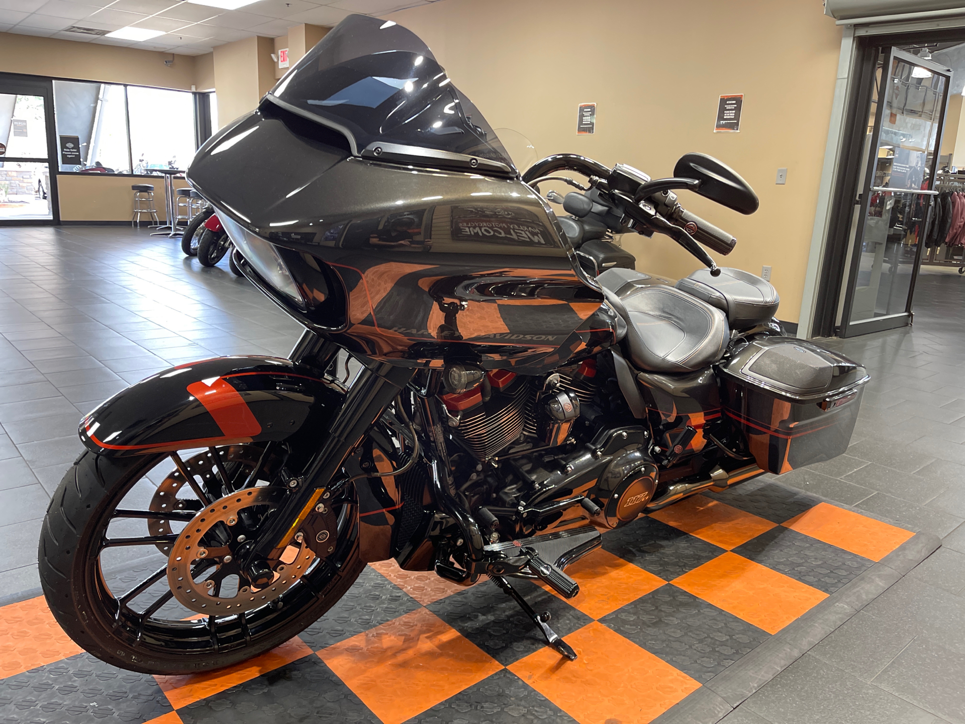 2018 Harley-Davidson CVO™ Road Glide® in The Woodlands, Texas - Photo 3