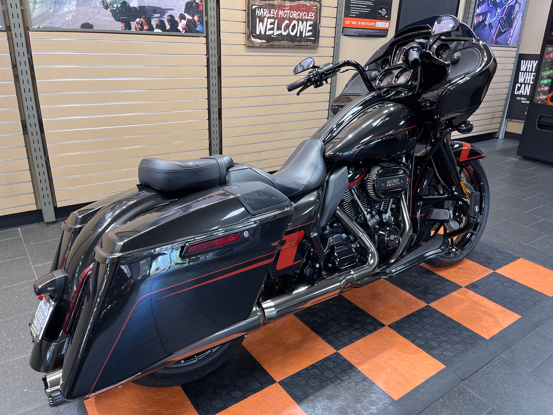 2018 Harley-Davidson CVO™ Road Glide® in The Woodlands, Texas - Photo 6