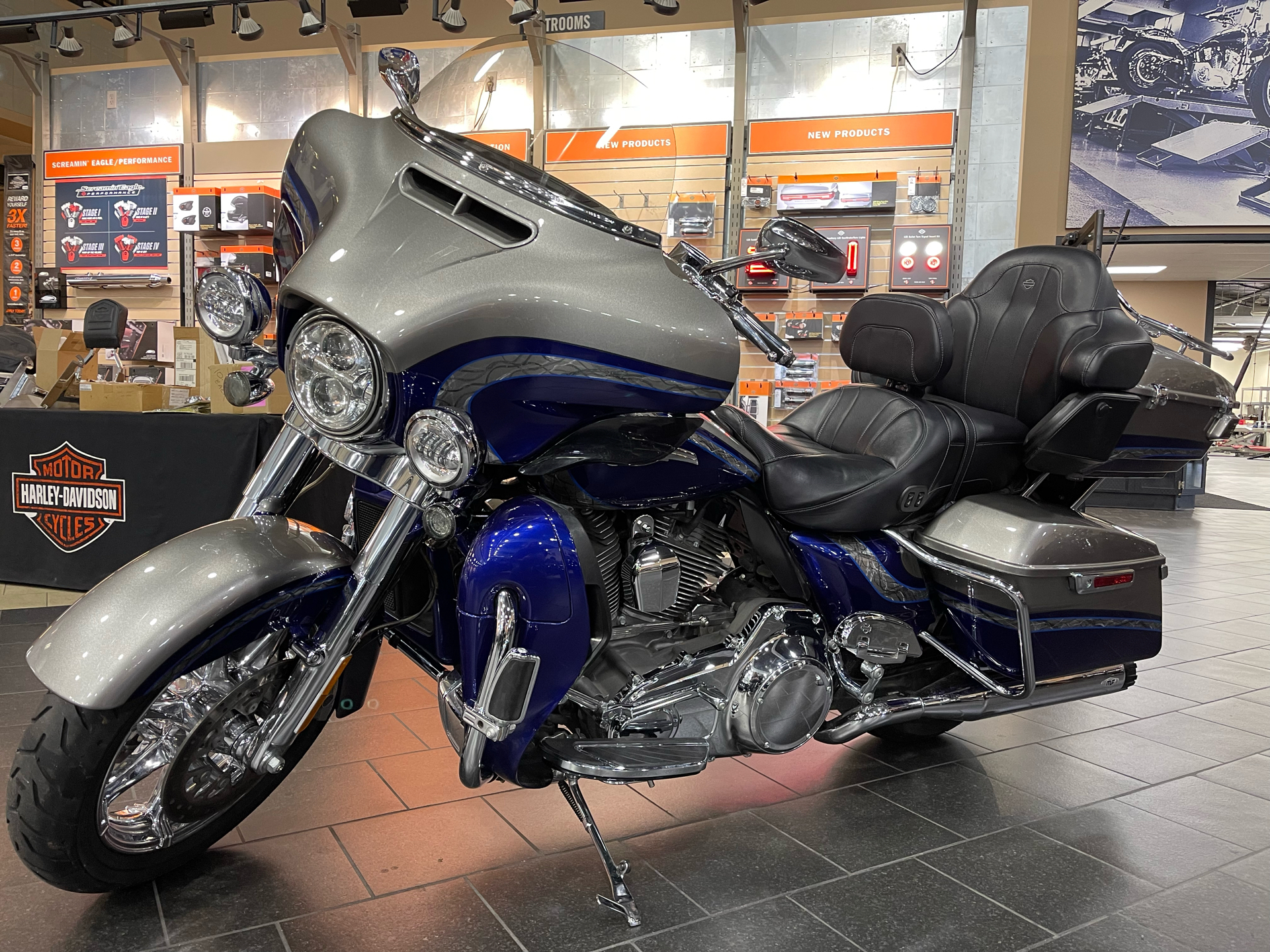 2016 Harley-Davidson CVO™ Limited in The Woodlands, Texas - Photo 4