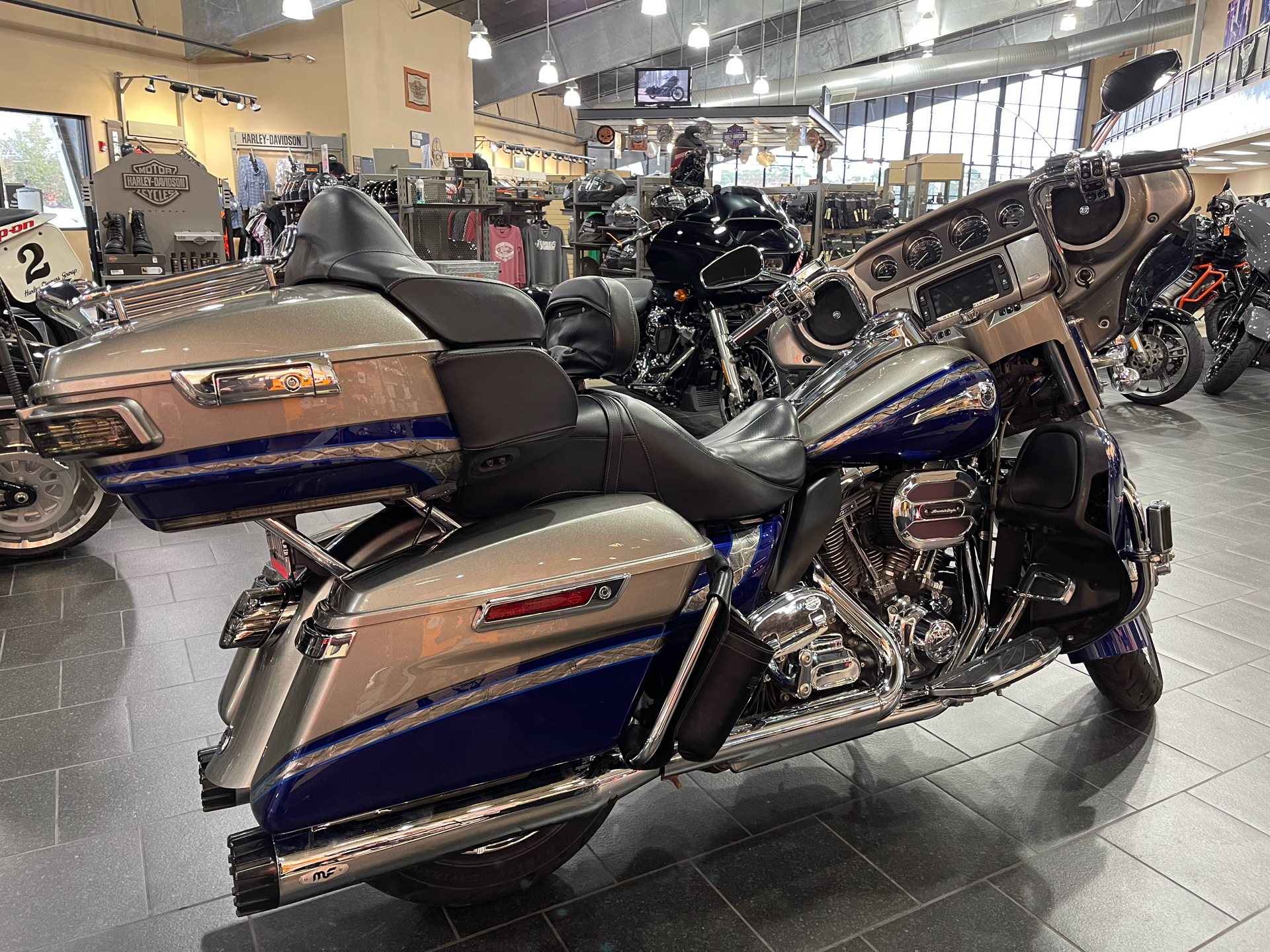 2016 Harley-Davidson CVO™ Limited in The Woodlands, Texas - Photo 7