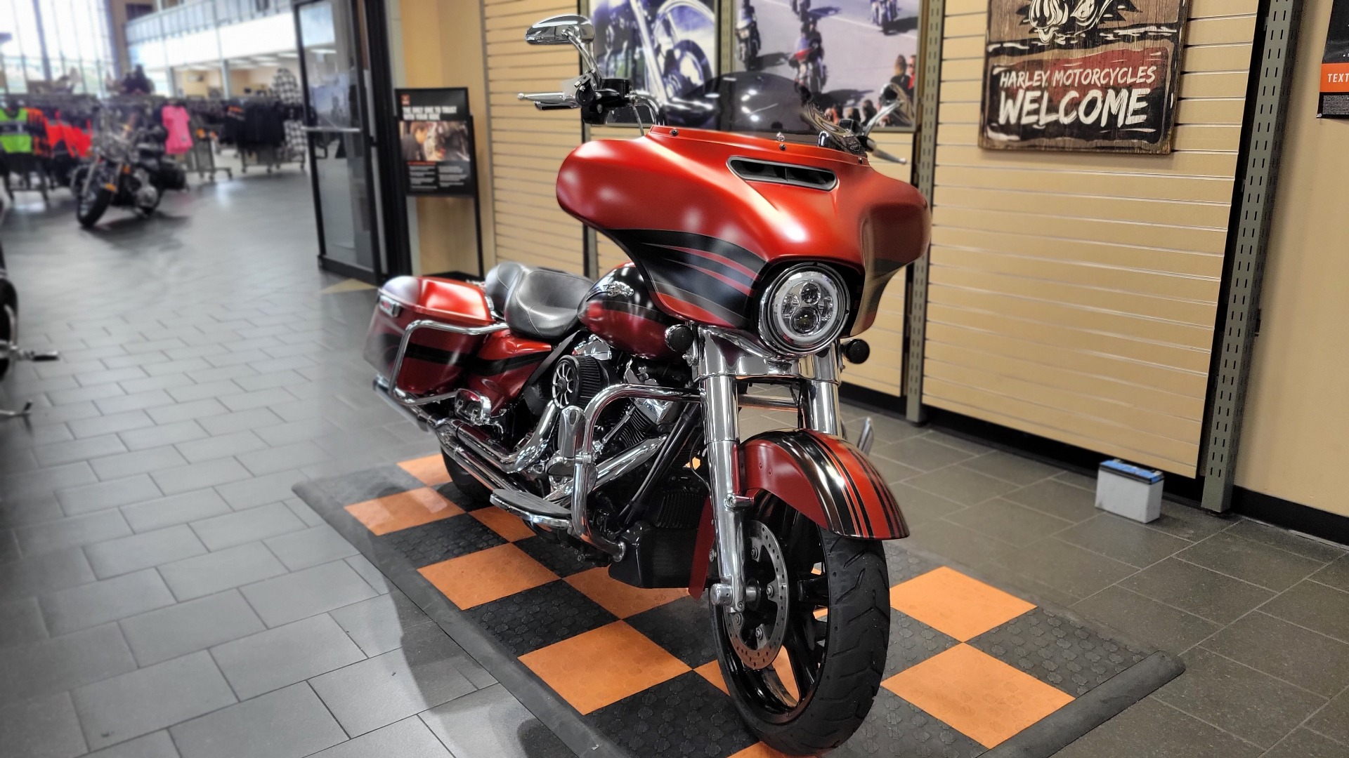2017 Harley-Davidson Street Glide® Special in The Woodlands, Texas - Photo 2