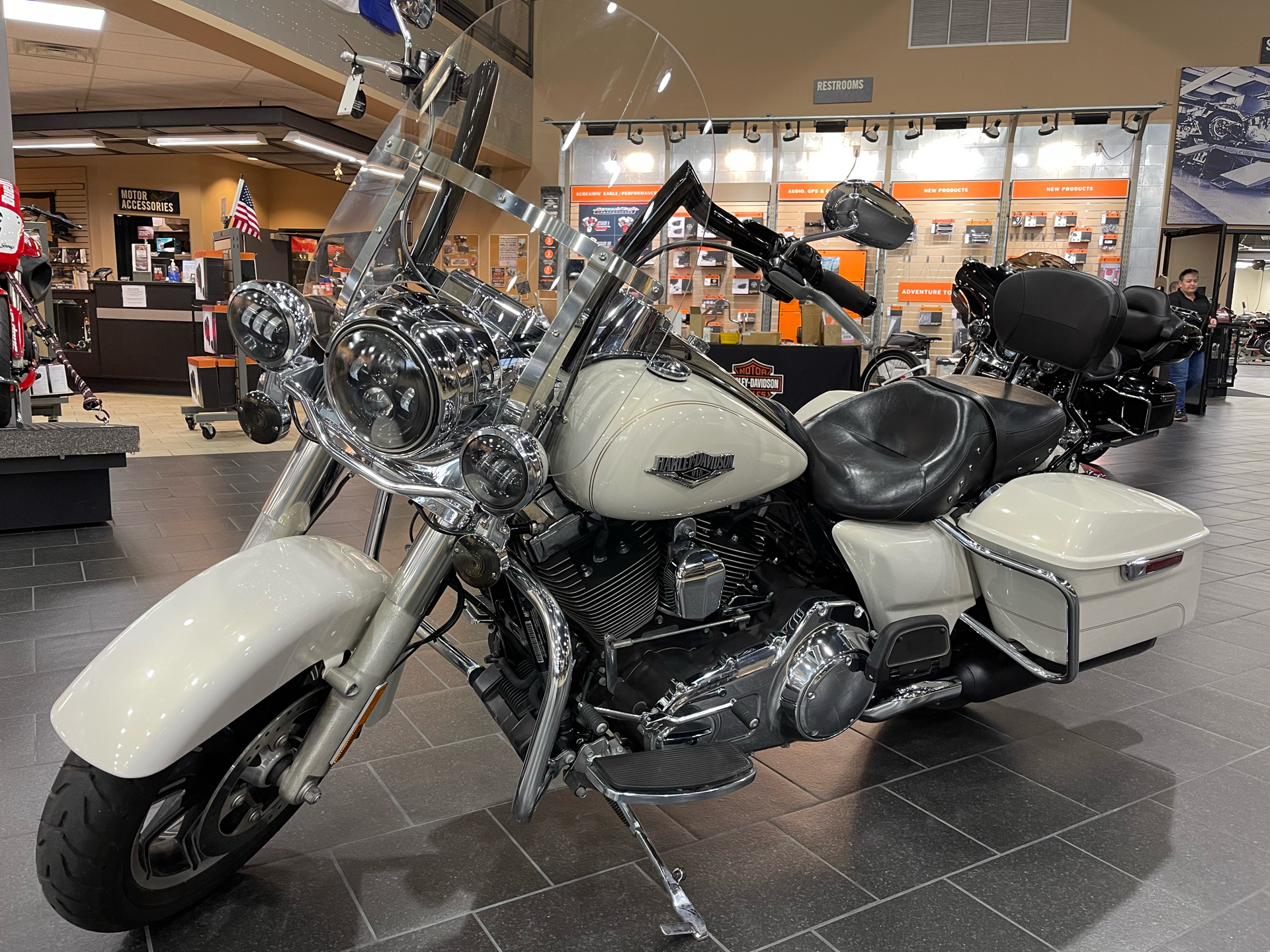 2015 Harley-Davidson Road King® in The Woodlands, Texas - Photo 3