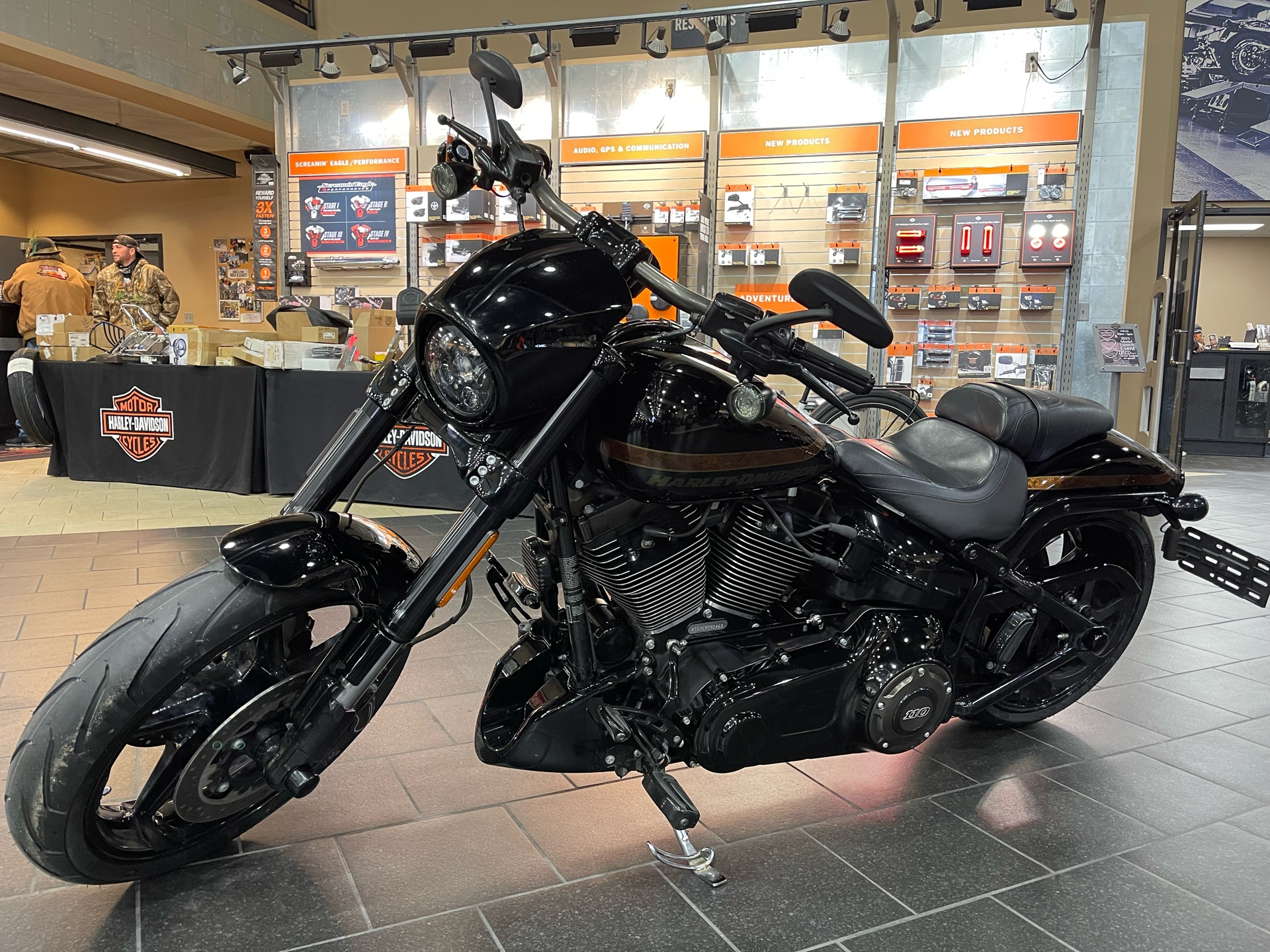 2016 Harley-Davidson CVO™ Pro Street Breakout® in The Woodlands, Texas - Photo 3
