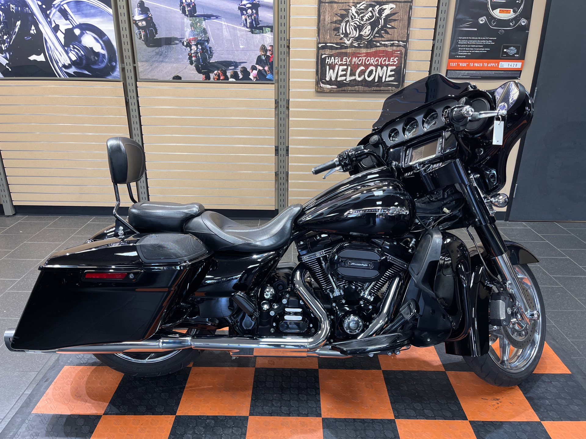 2015 Harley-Davidson CVO™ Street Glide® in The Woodlands, Texas - Photo 1