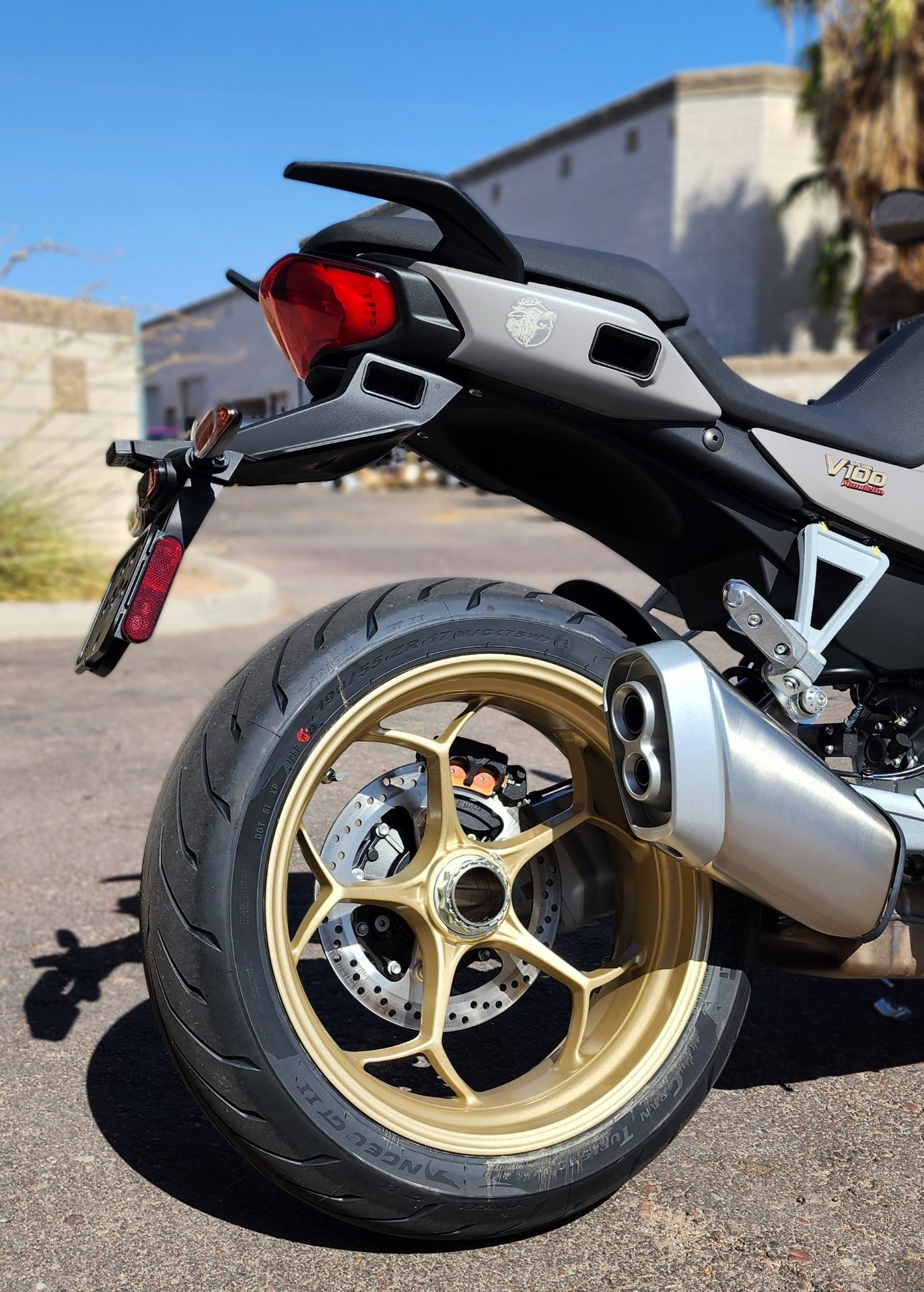 2023 Moto Guzzi V100 Mandello Aviazione Navale LE in Chandler, Arizona - Photo 9