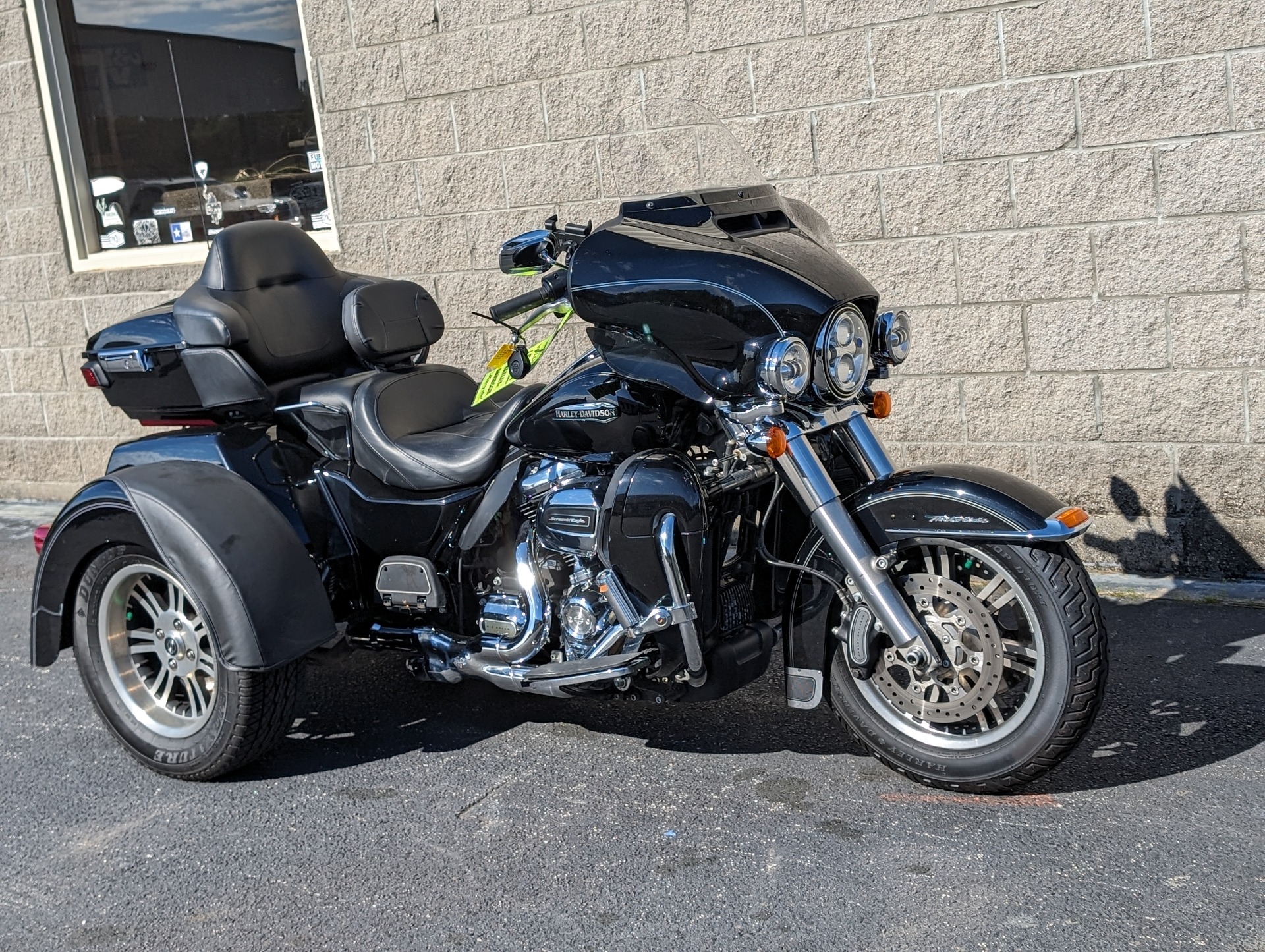 2017 Harley-Davidson Tri Glide® Ultra in Columbus, Georgia - Photo 2