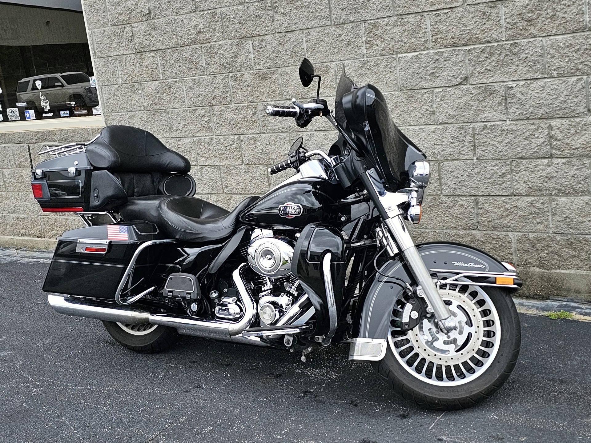 2010 Harley-Davidson Ultra Classic® Electra Glide® Peace Officer Special Edition in Columbus, Georgia - Photo 2