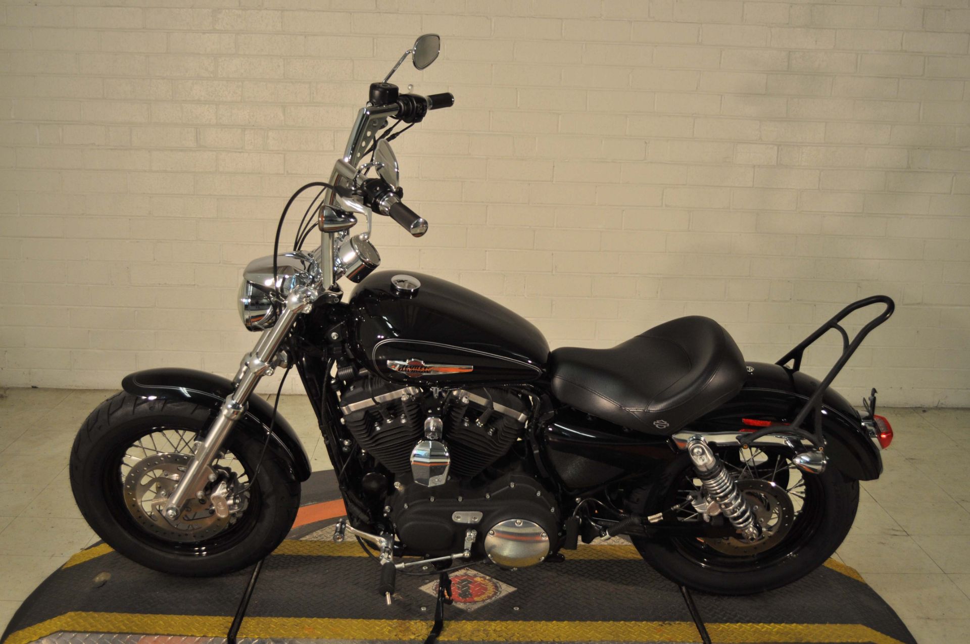 2016 Harley-Davidson 1200 Custom in Winston Salem, North Carolina - Photo 5