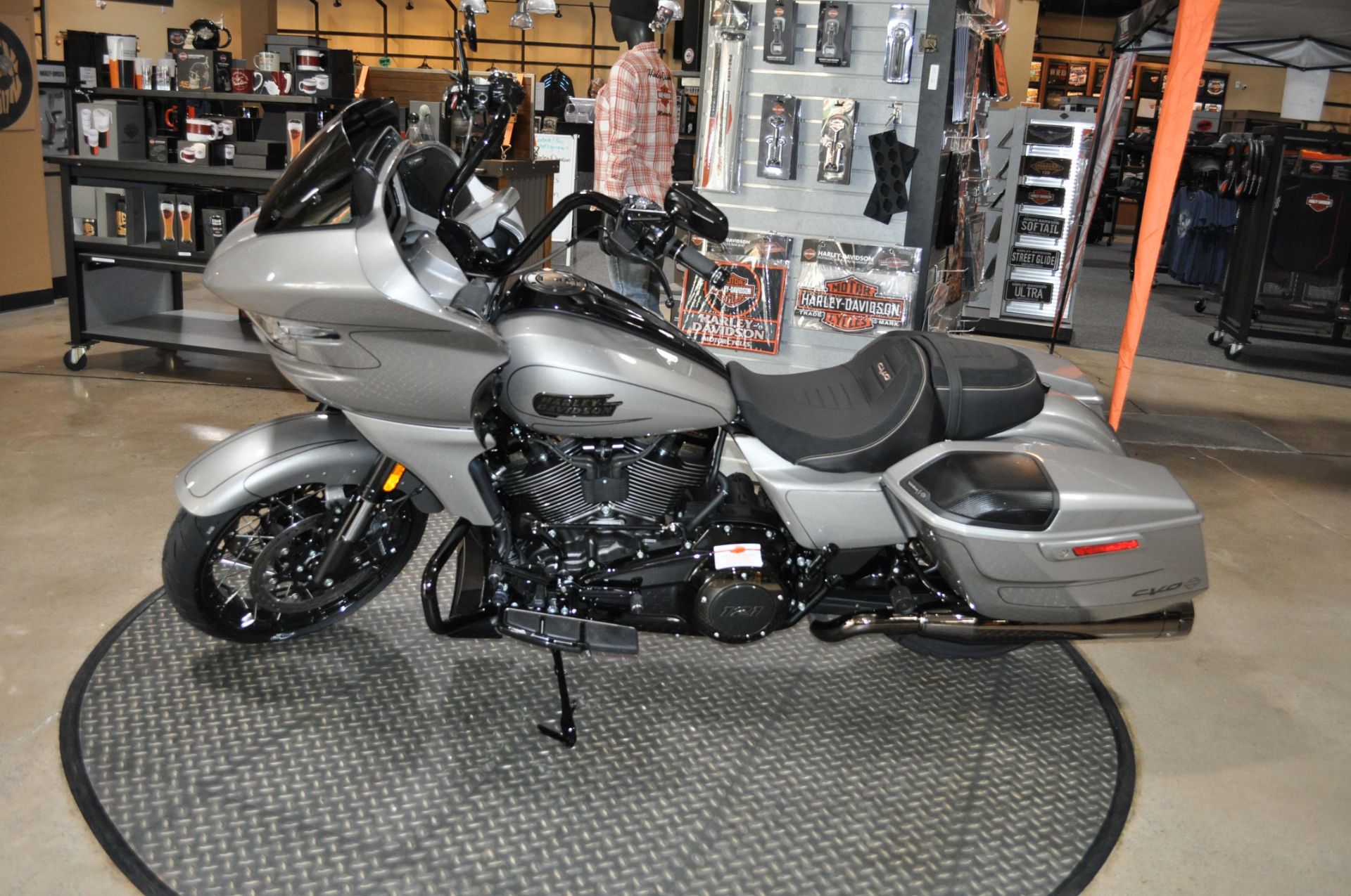2023 Harley-Davidson CVO™ Road Glide® in Winston Salem, North Carolina - Photo 4