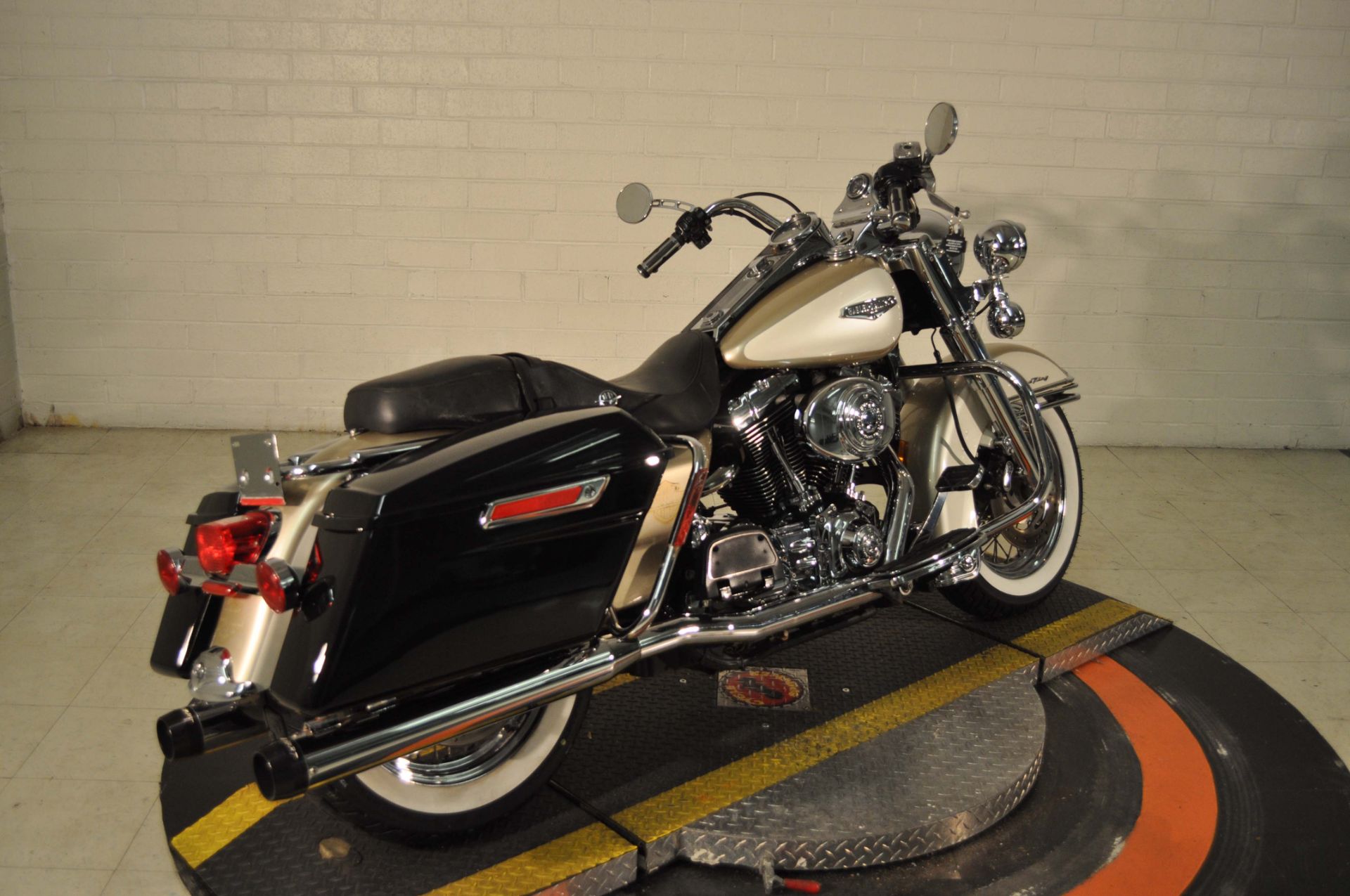 2005 Harley-Davidson FLHRCI Road King® Classic in Winston Salem, North Carolina - Photo 2