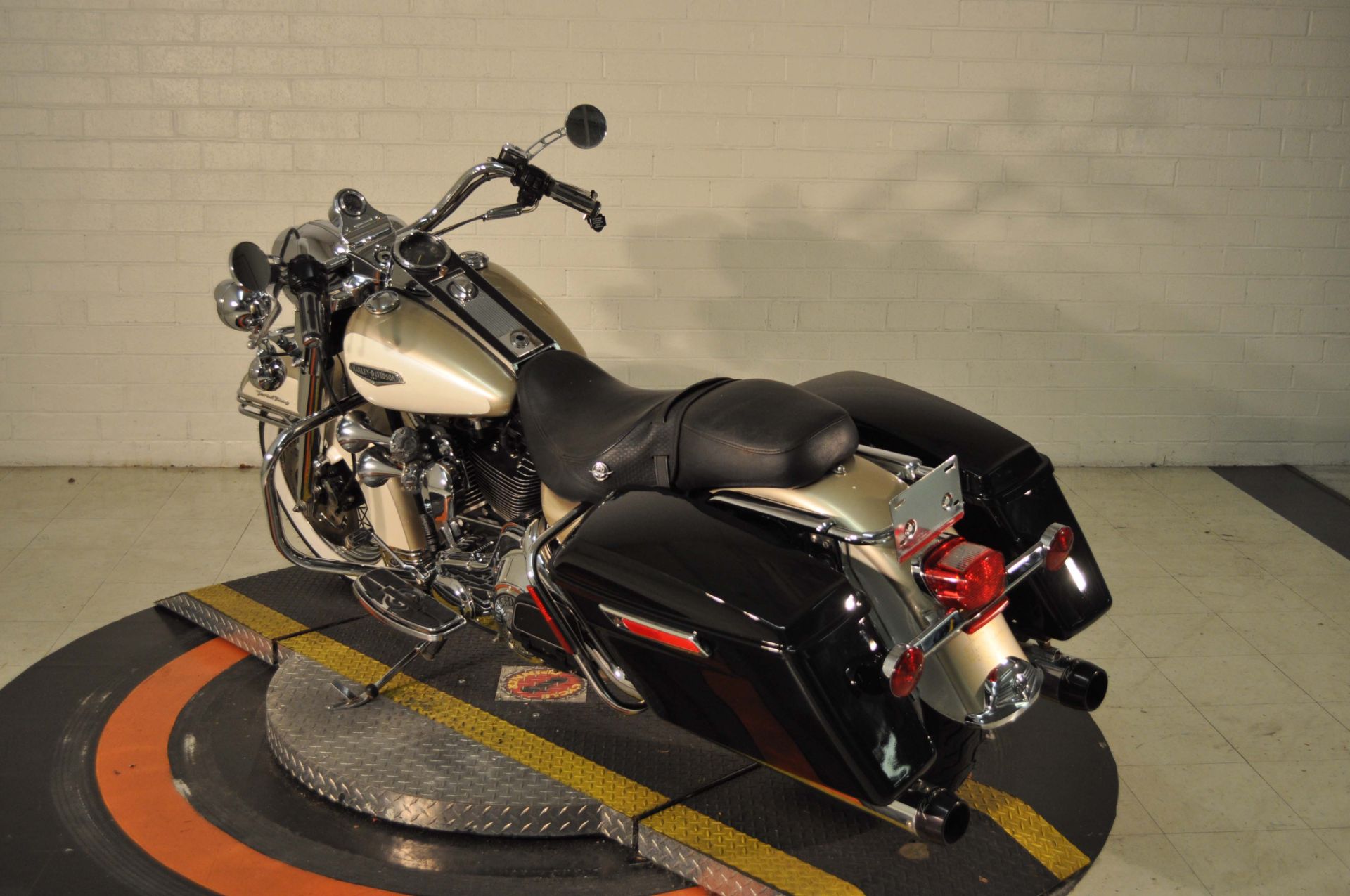 2005 Harley-Davidson FLHRCI Road King® Classic in Winston Salem, North Carolina - Photo 4
