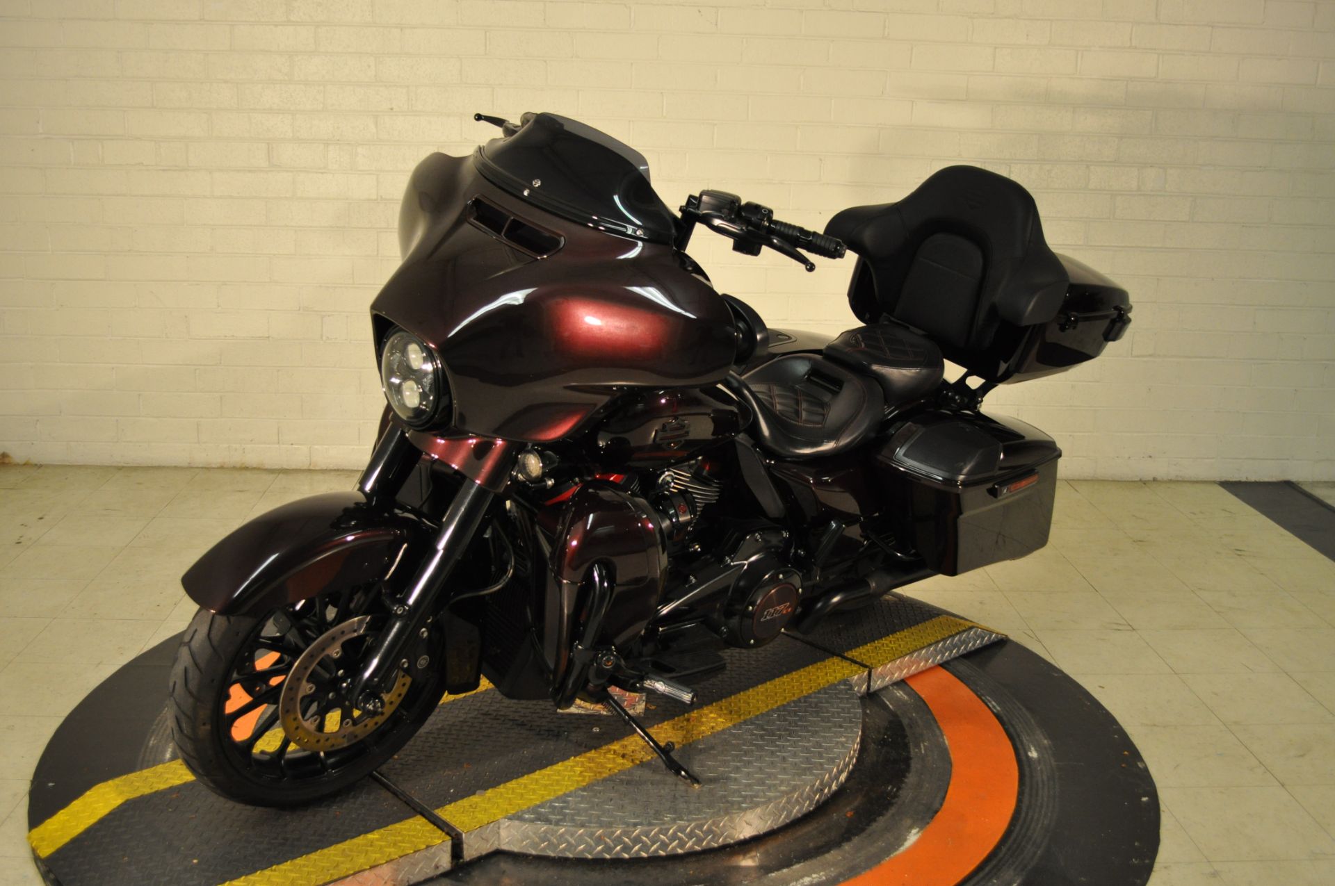 2019 Harley-Davidson CVO™ Street Glide® in Winston Salem, North Carolina - Photo 6