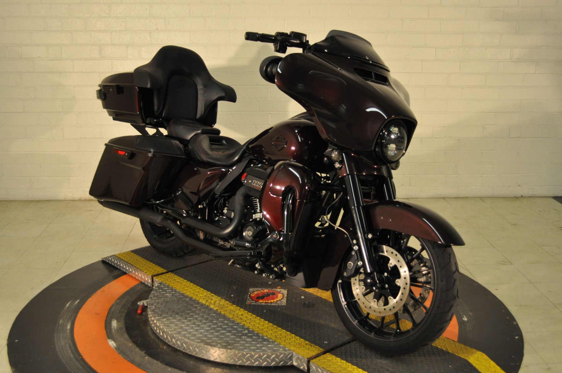 2019 Harley-Davidson CVO™ Street Glide® in Winston Salem, North Carolina - Photo 9