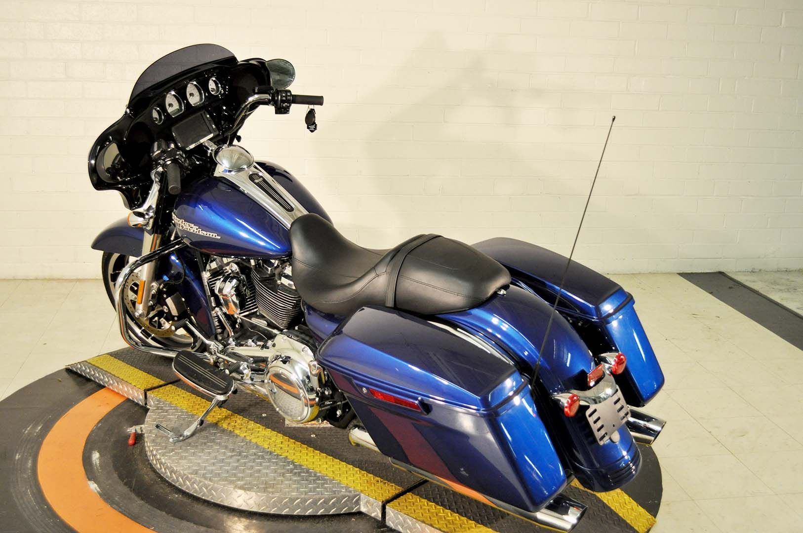 2017 Harley-Davidson Street Glide® Special in Winston Salem, North Carolina - Photo 4