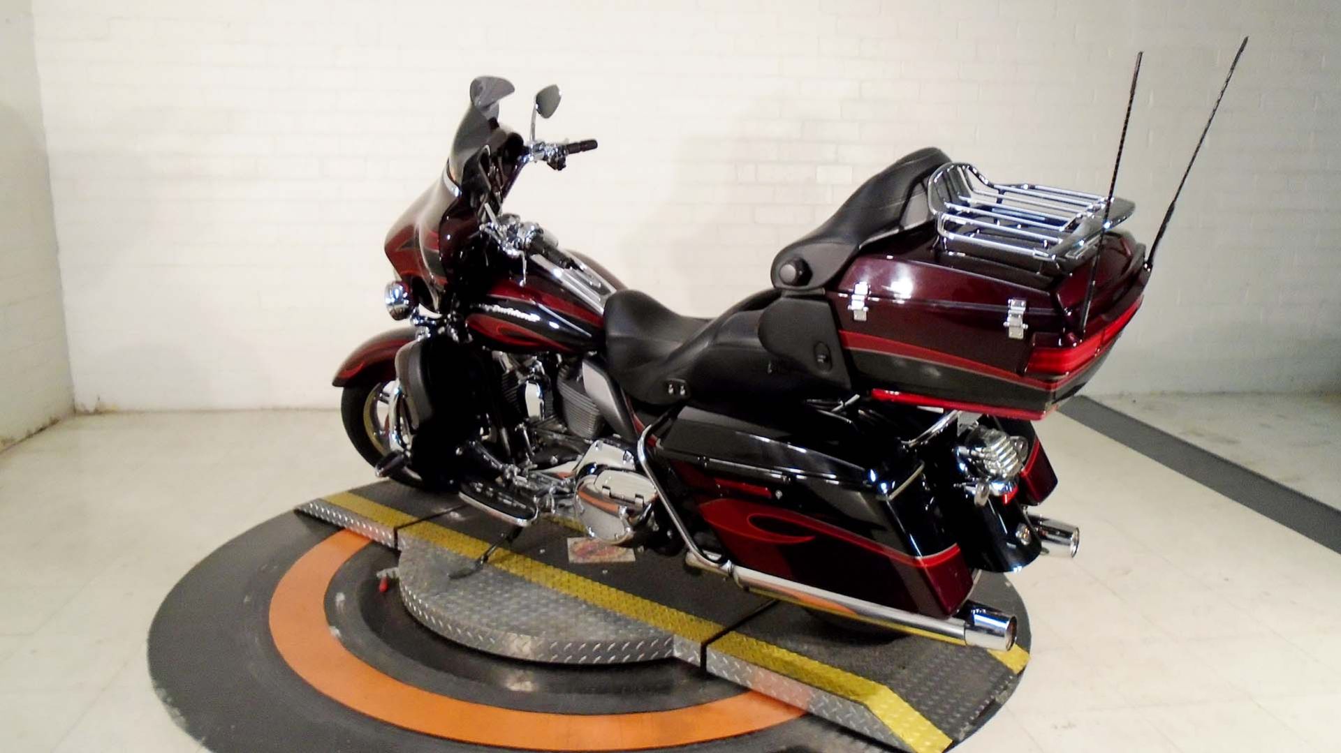 2013 Harley-Davidson CVO™ Ultra Classic® Electra Glide® in Winston Salem, North Carolina - Photo 4
