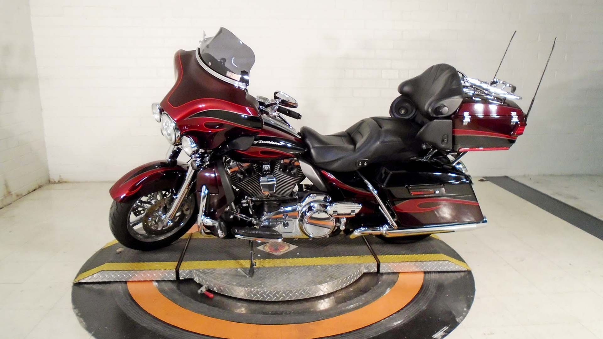 2013 Harley-Davidson CVO™ Ultra Classic® Electra Glide® in Winston Salem, North Carolina - Photo 5