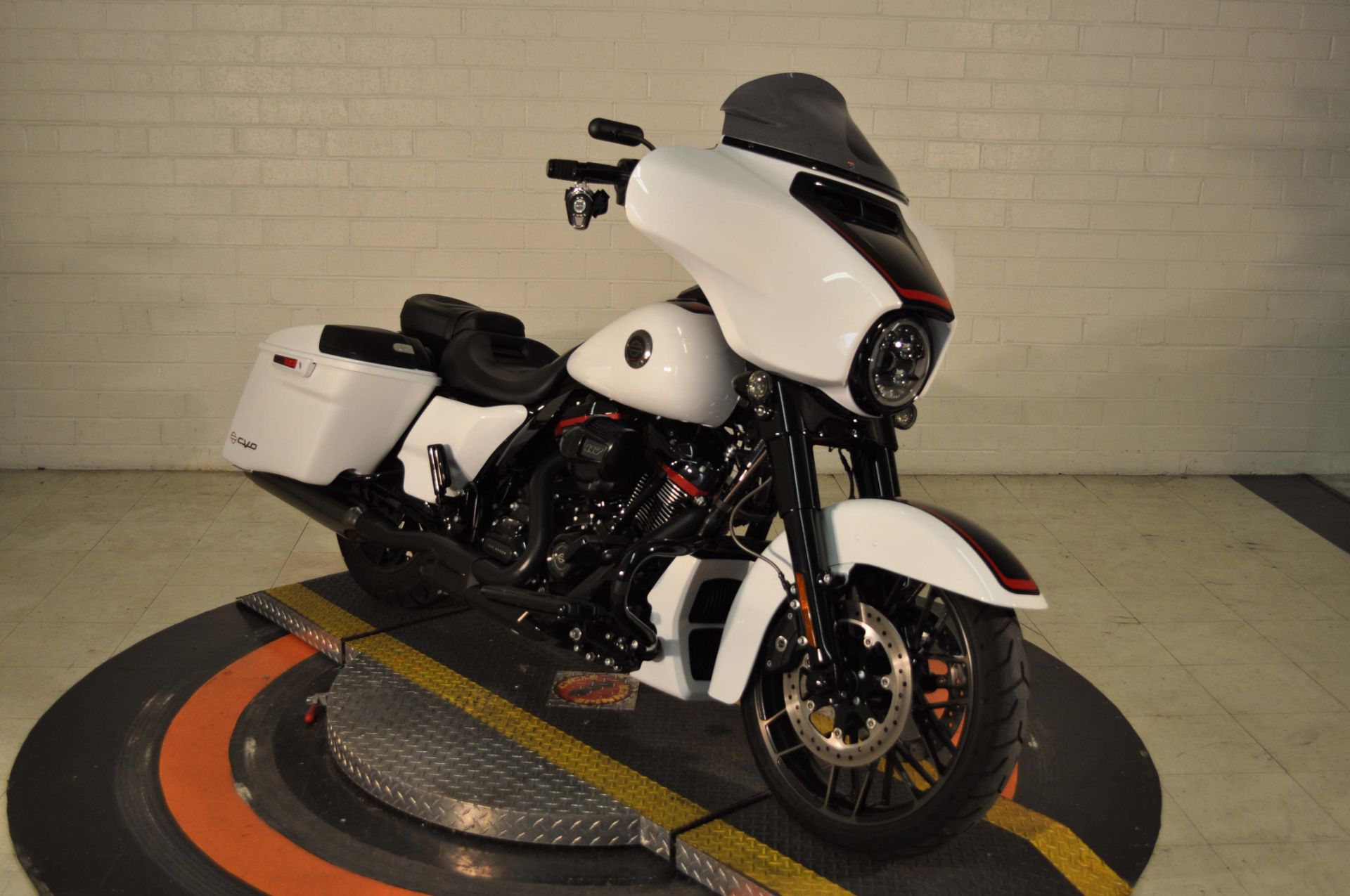 2021 Harley-Davidson CVO™ Street Glide® in Winston Salem, North Carolina - Photo 8