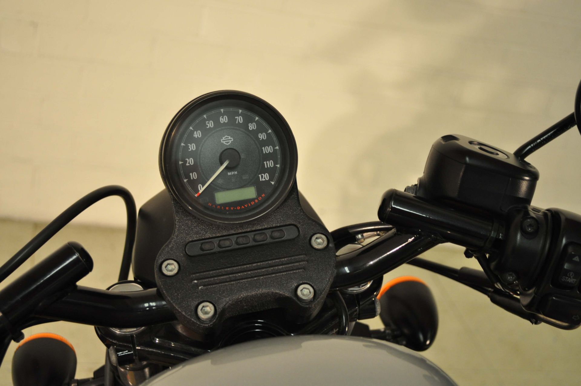 2015 Harley-Davidson Iron 883™ in Winston Salem, North Carolina - Photo 16