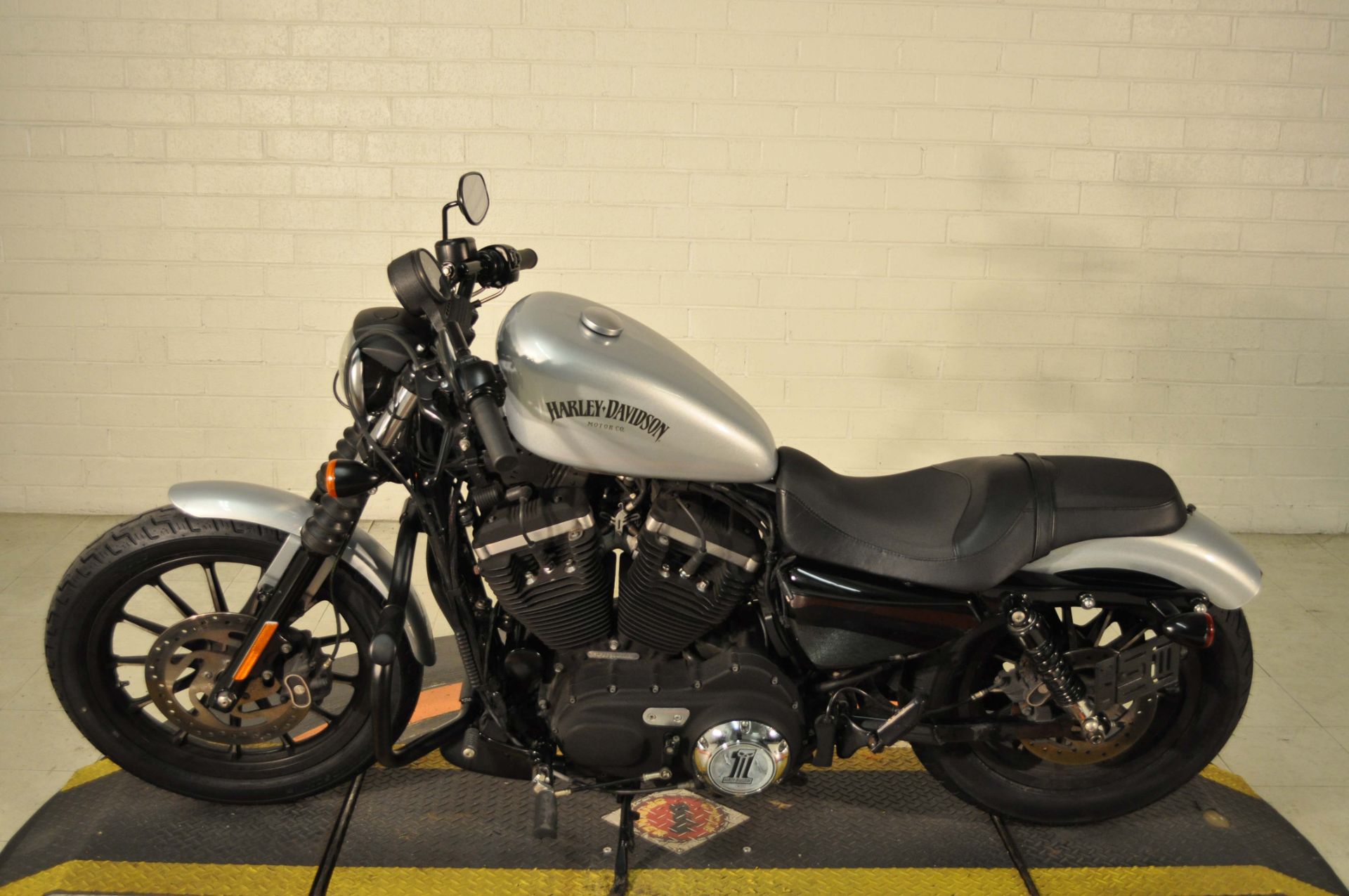 2015 Harley-Davidson Iron 883™ in Winston Salem, North Carolina - Photo 5