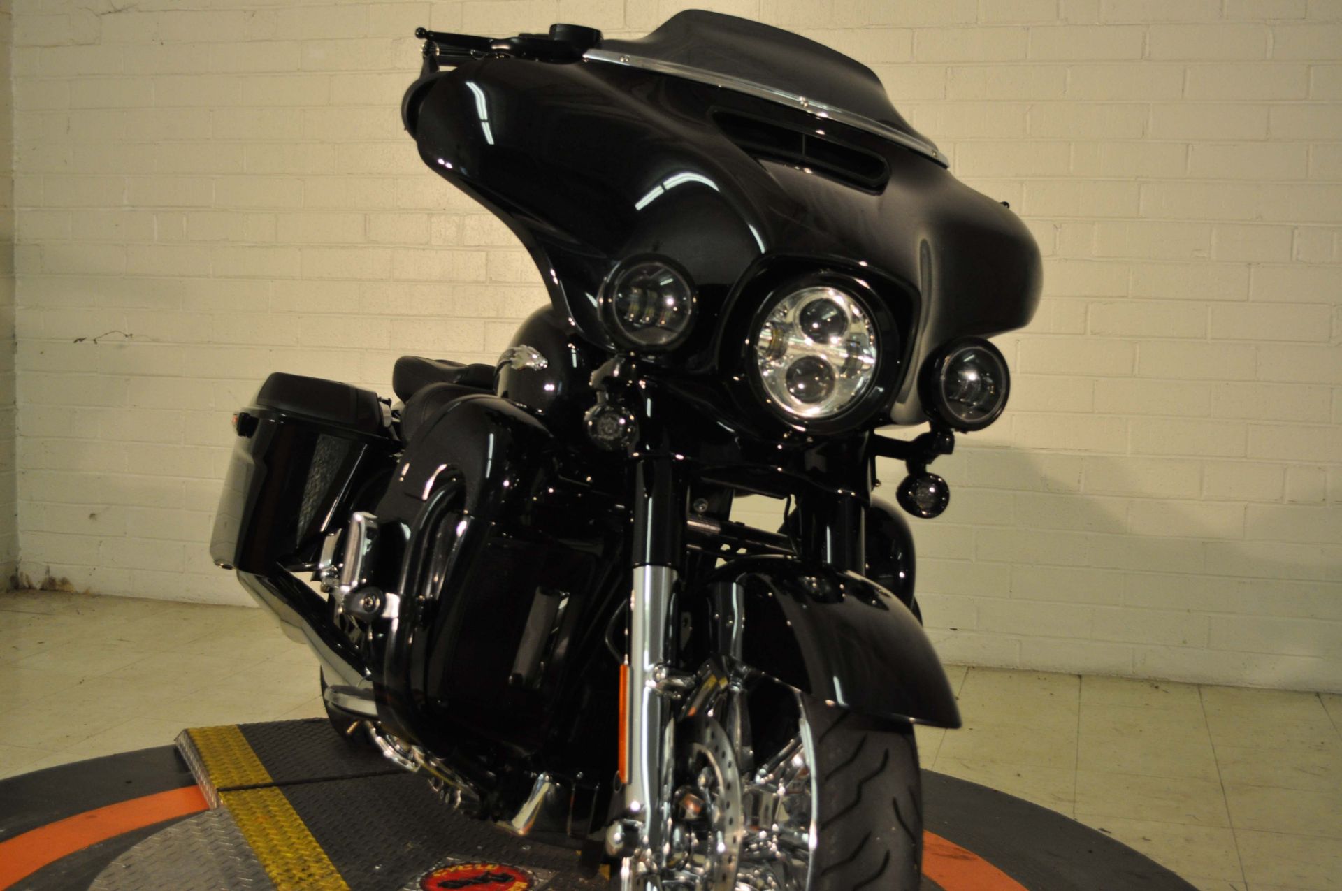 2015 Harley-Davidson CVO™ Street Glide® in Winston Salem, North Carolina - Photo 10