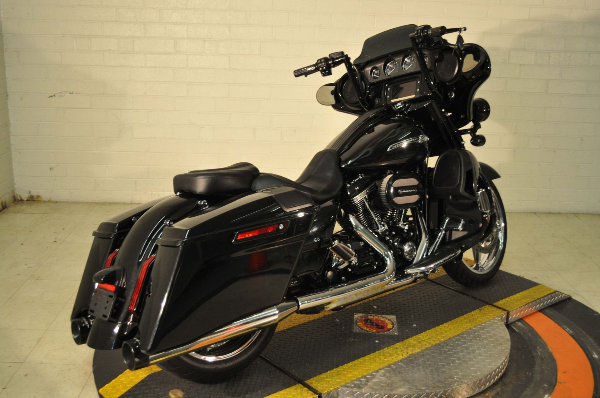 2015 Harley-Davidson CVO™ Street Glide® in Winston Salem, North Carolina - Photo 2