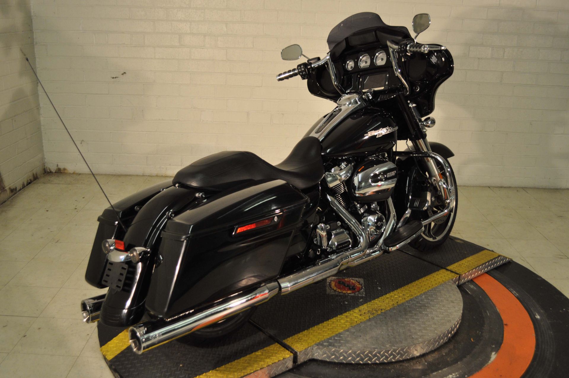 2017 Harley-Davidson Street Glide® Special in Winston Salem, North Carolina - Photo 2