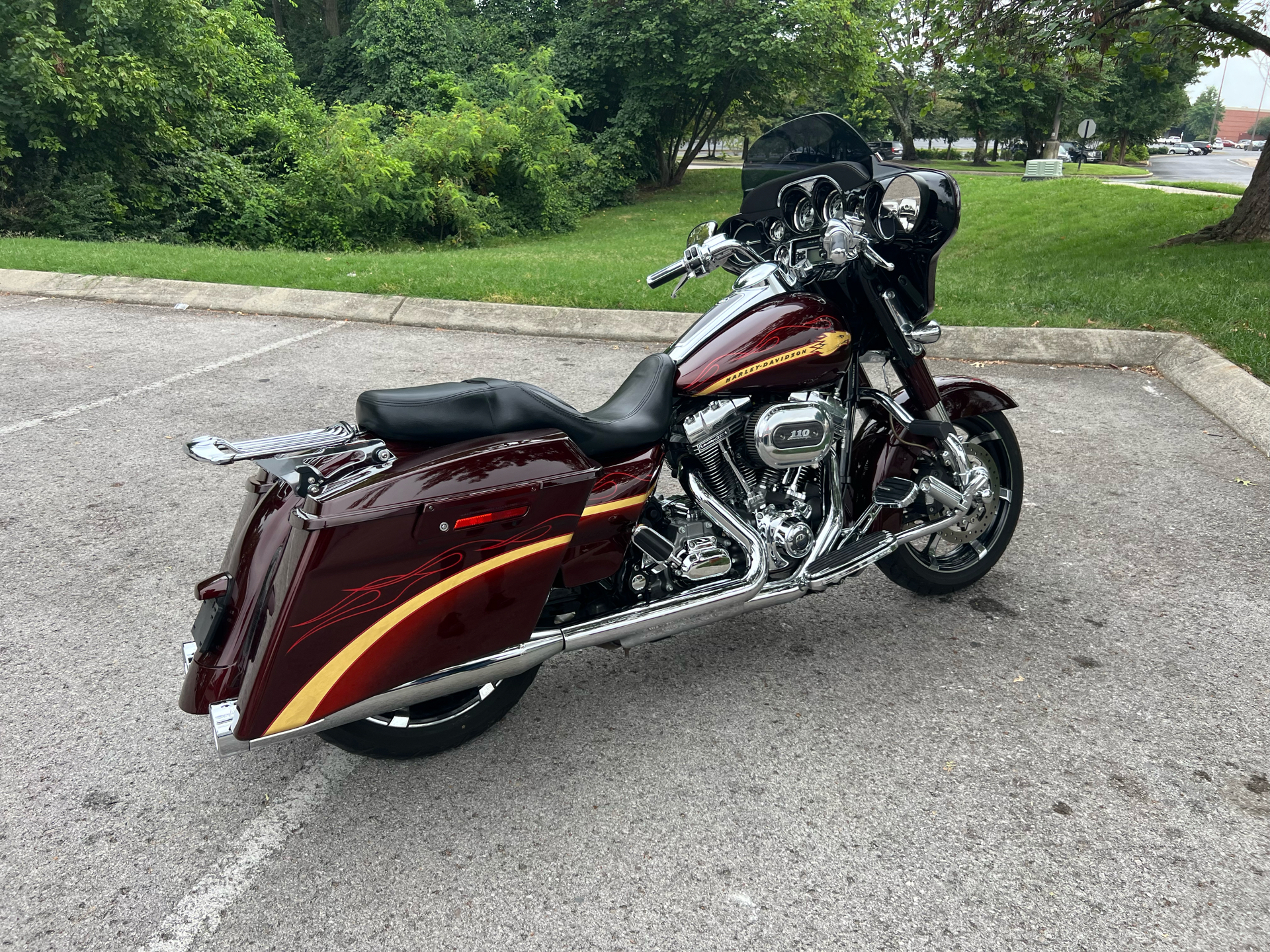 2010 Harley-Davidson CVO™ Street Glide® in Franklin, Tennessee - Photo 6