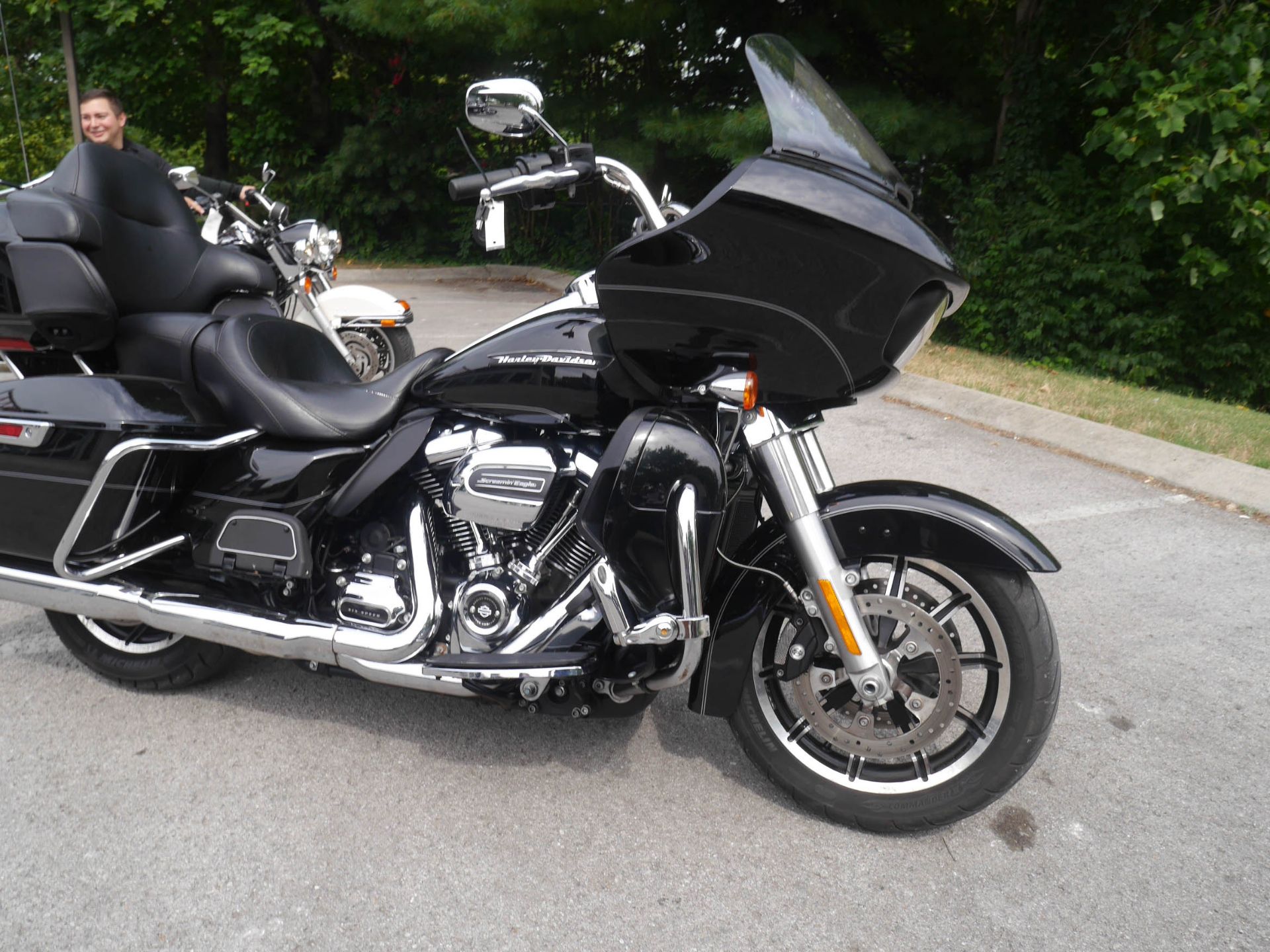 2017 Harley-Davidson Road Glide® Ultra in Franklin, Tennessee - Photo 2