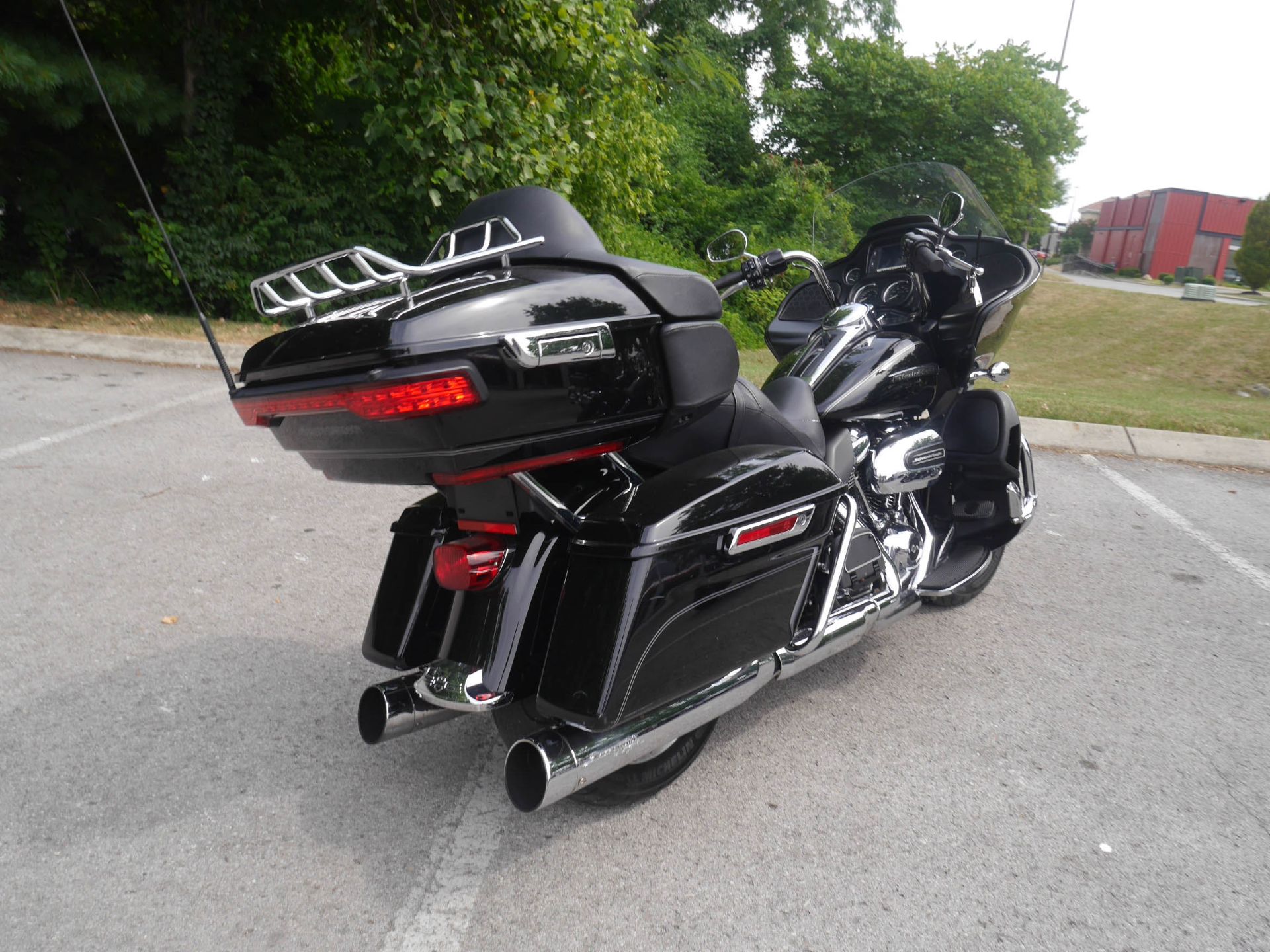2017 Harley-Davidson Road Glide® Ultra in Franklin, Tennessee - Photo 9