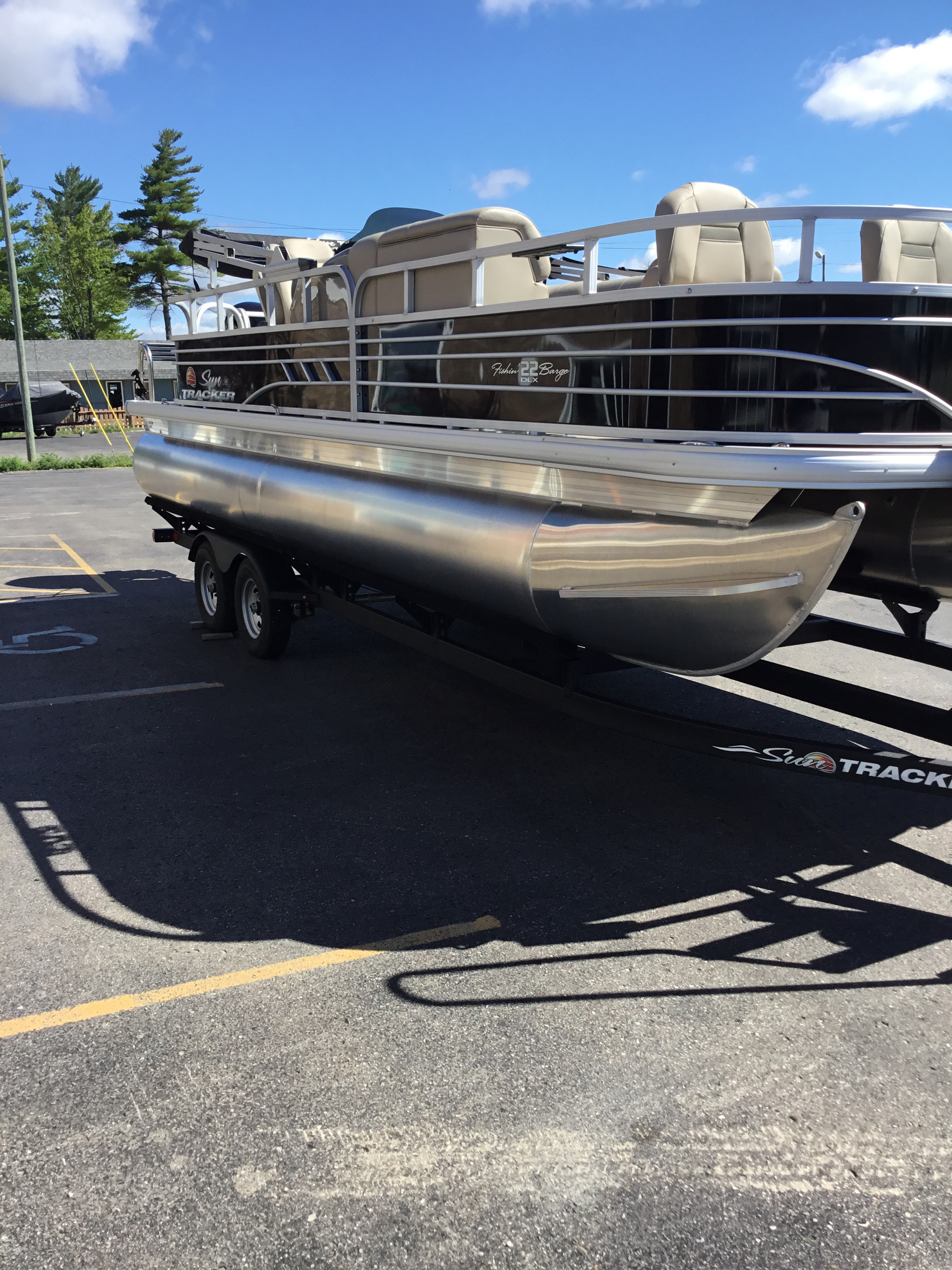 2022 Sun Tracker Fishin' Barge 22 DLX in Gaylord, Michigan - Photo 12