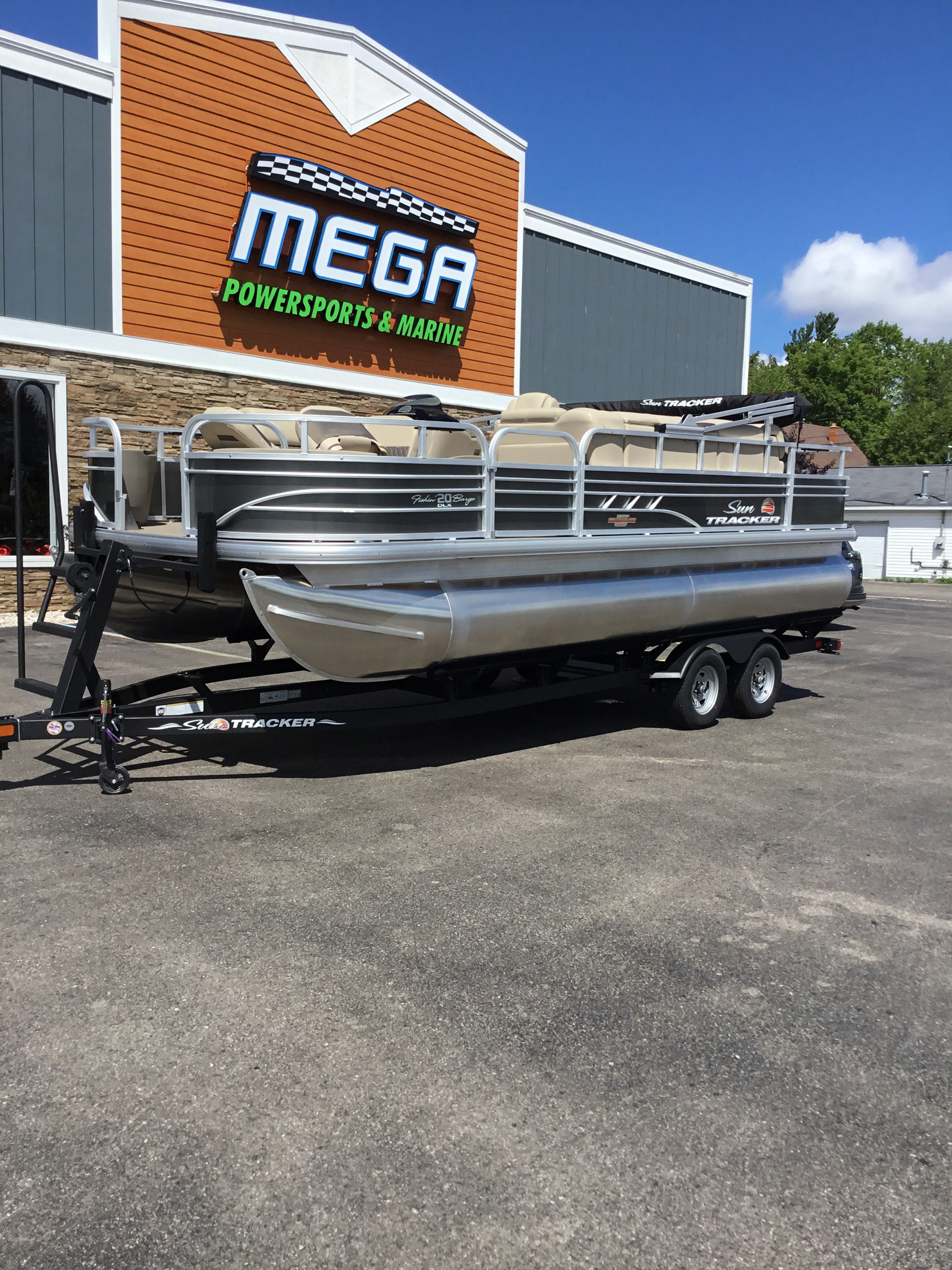 2023 Sun Tracker Fishin' Barge 20 DLX in Gaylord, Michigan - Photo 1