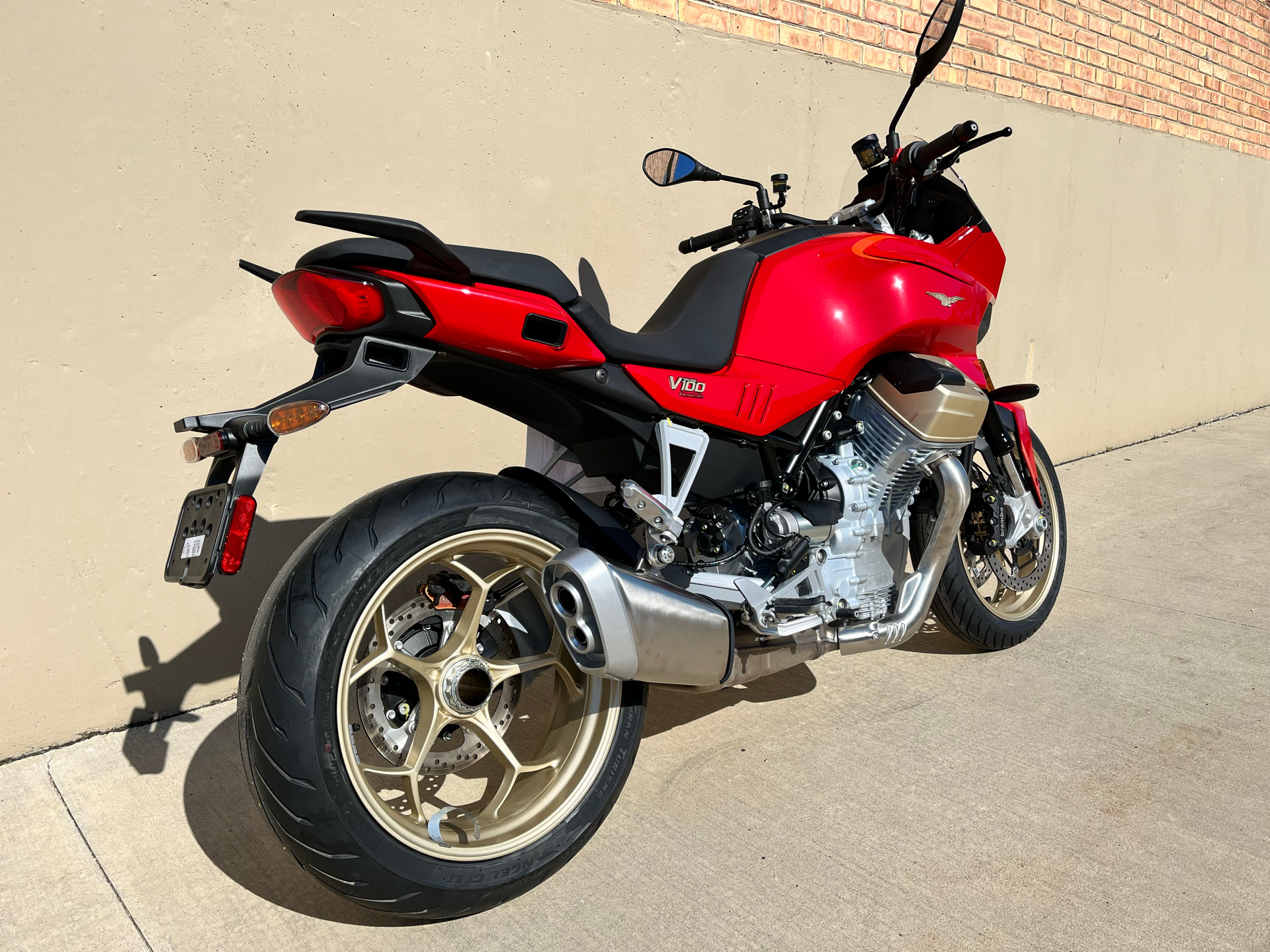 2023 Moto Guzzi V100 Mandello in Roselle, Illinois - Photo 3