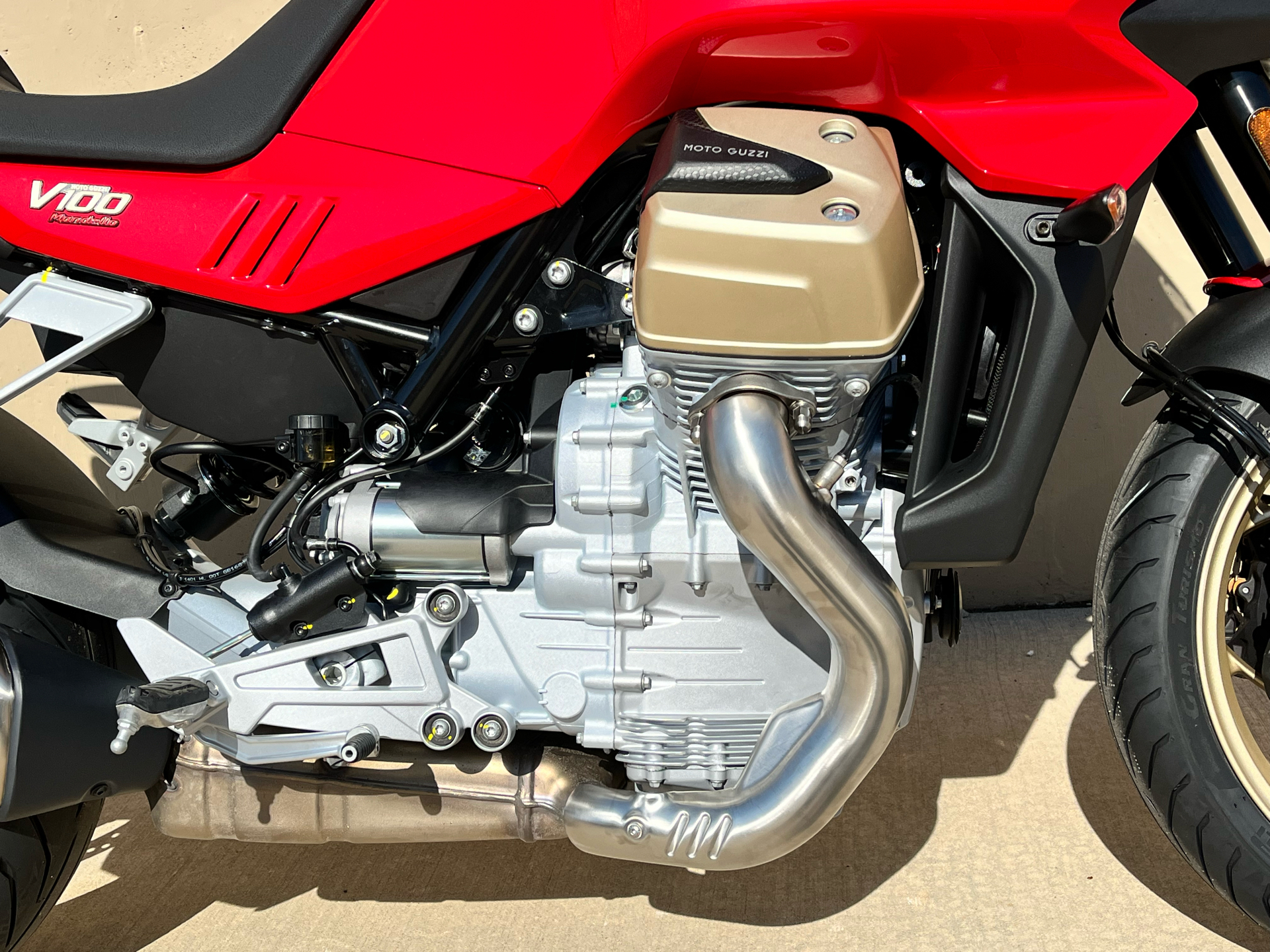 2023 Moto Guzzi V100 Mandello in Roselle, Illinois - Photo 4