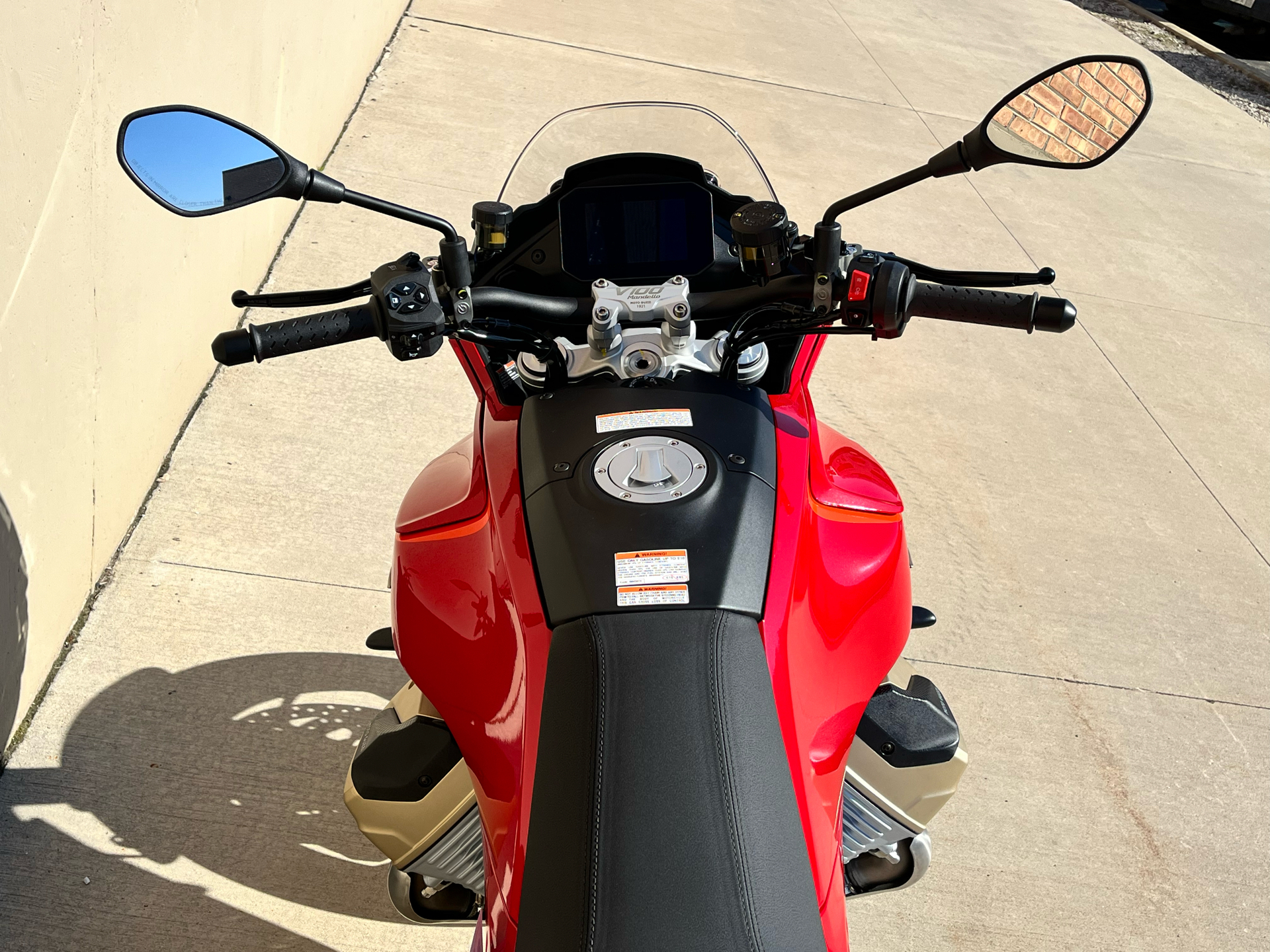 2023 Moto Guzzi V100 Mandello in Roselle, Illinois - Photo 7