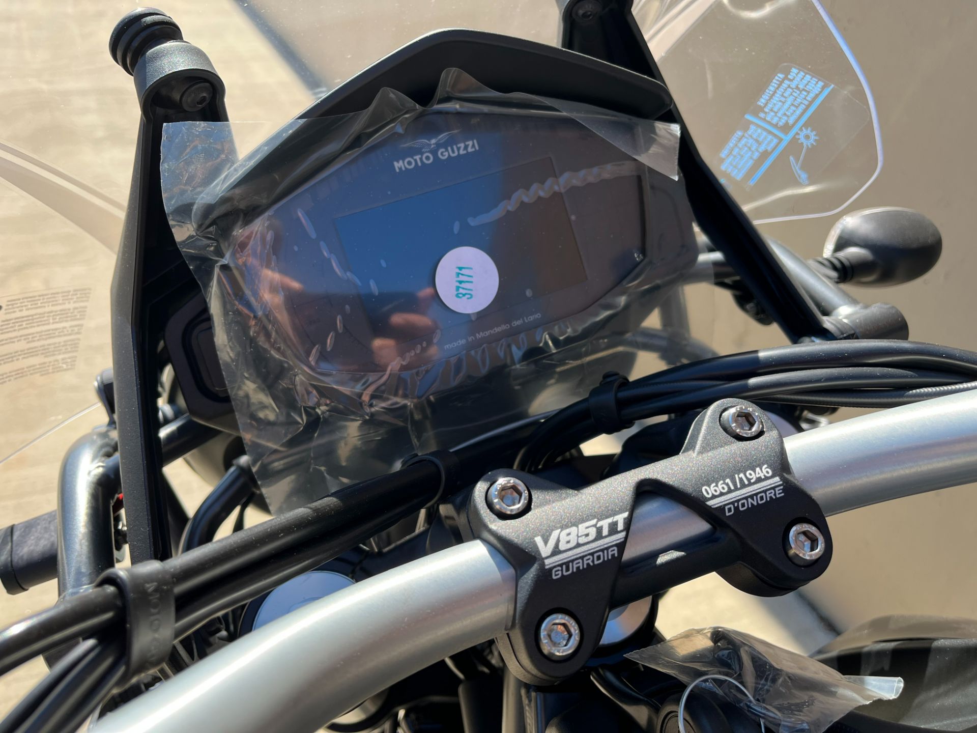 2022 Moto Guzzi V85 TT Guardia D’onore E5 in Roselle, Illinois - Photo 9