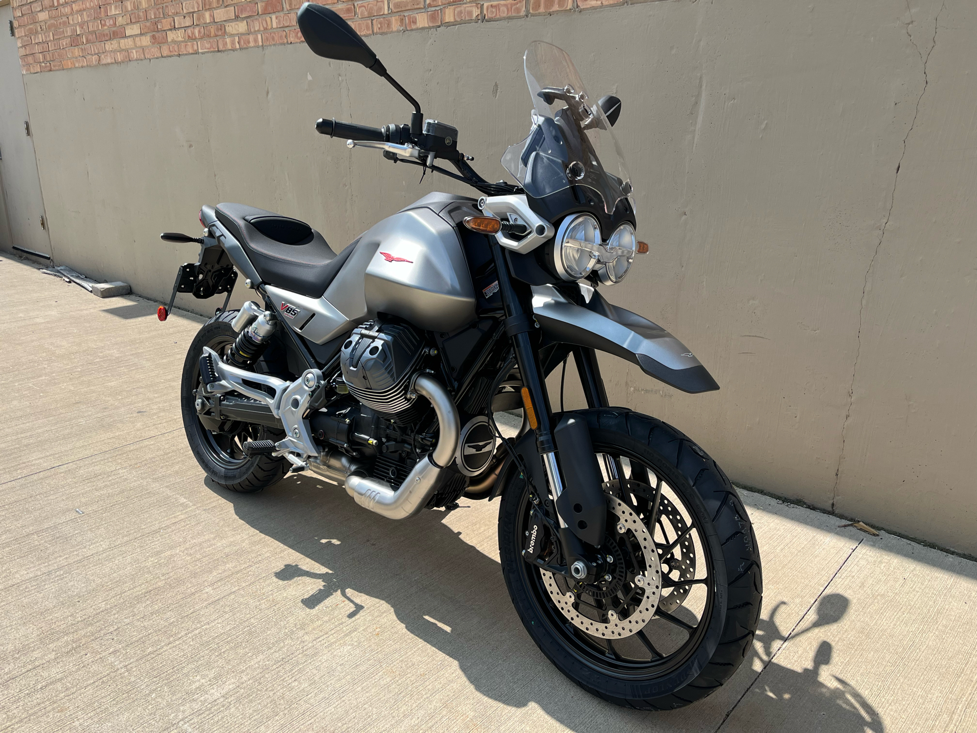 2025 Moto Guzzi V85 STRADA E5+ in Roselle, Illinois - Photo 2